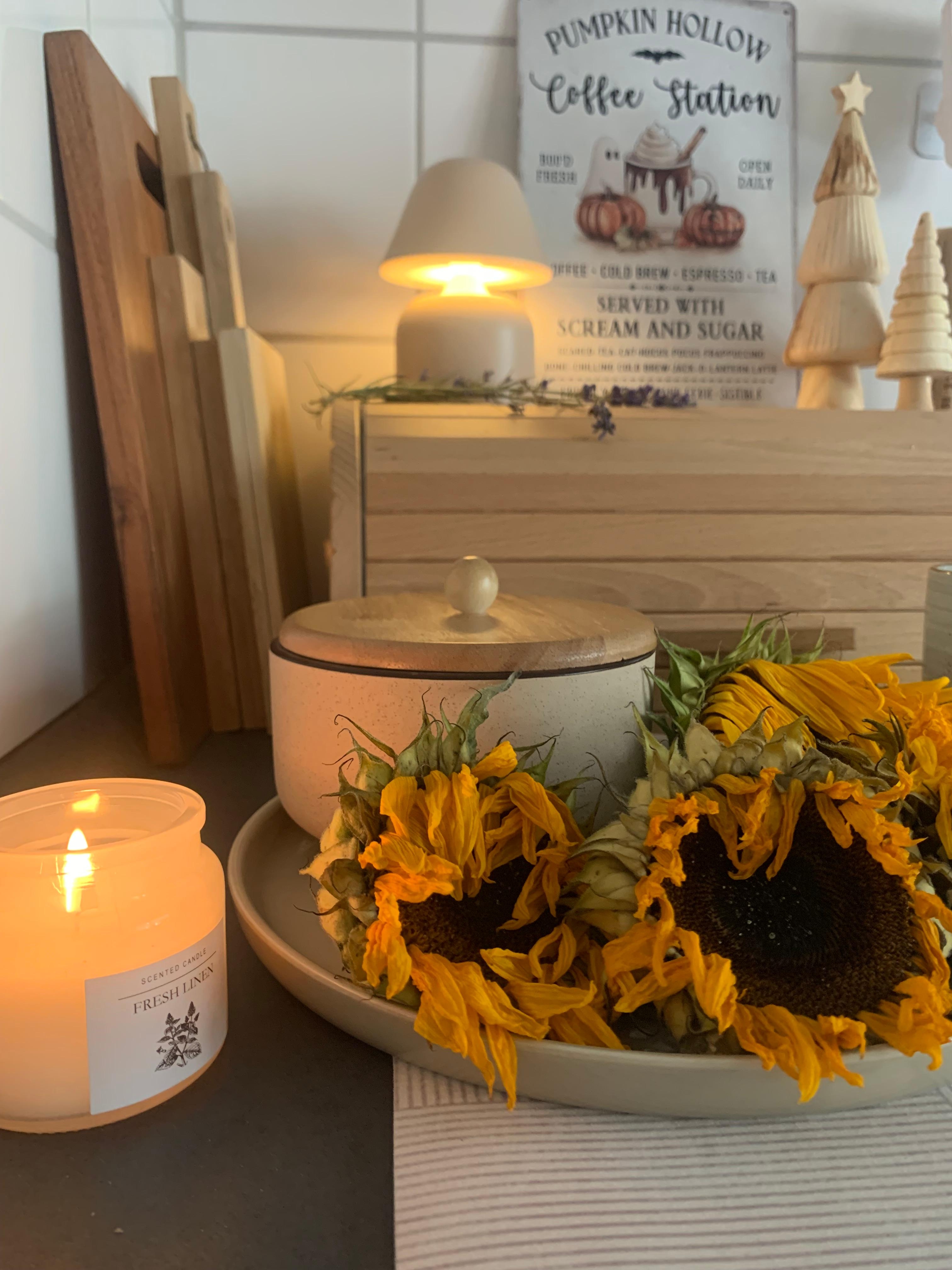 Sonnenblume 🌻 

#küche #blume #holzbrett #kerze #teller #herbststimmung #home #helleswohnen #tanne #lampe #halloween 