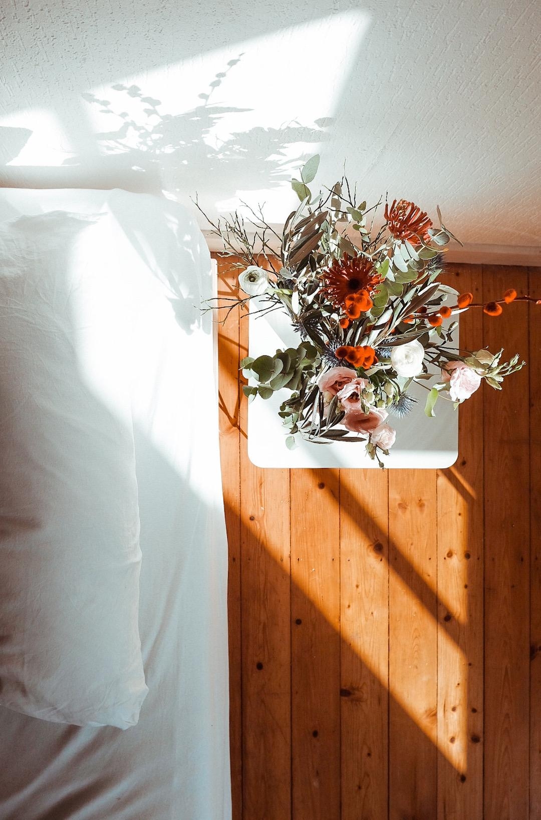 Sonnenlicht am Morgen 
#myfreshflowerfriday #bedroom #freshflowerfriday