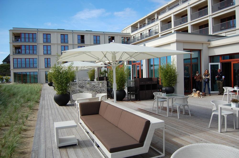 Sonnenschirme für die Hotelterrasse #terrasse #sonnenschirm ©Schirmherrschaft GmbH