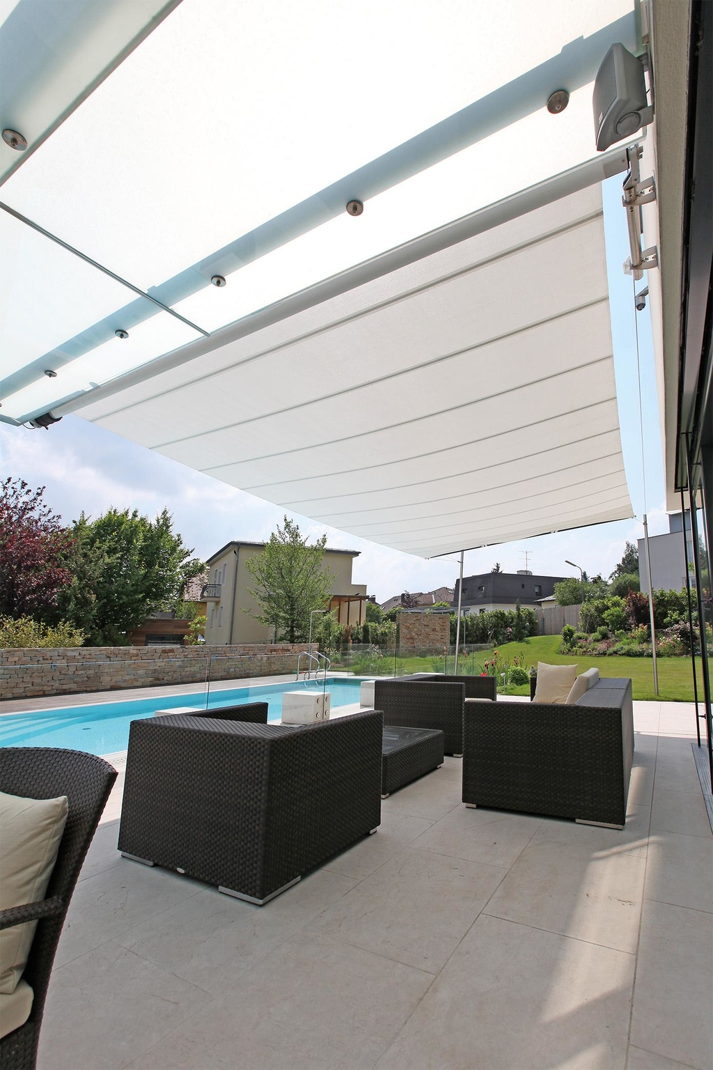 Sonnensegel über Gartenlounge pool terrasse sesse...