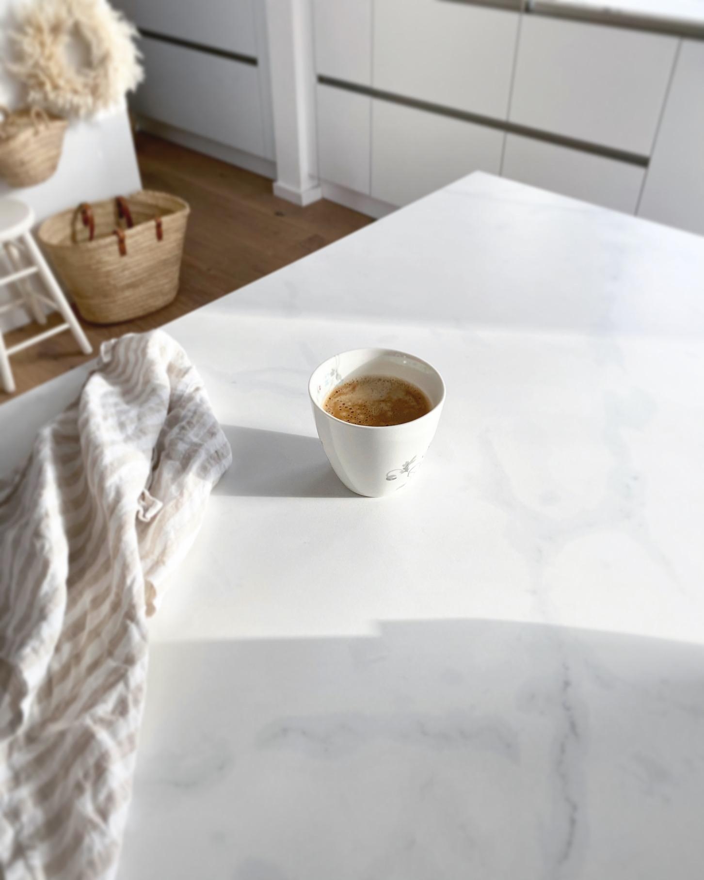 Sonnenstrahlen eingefangen 💫
#weisseküche#keramikplatte#whitekitchen#interior#couchliebt#hygge