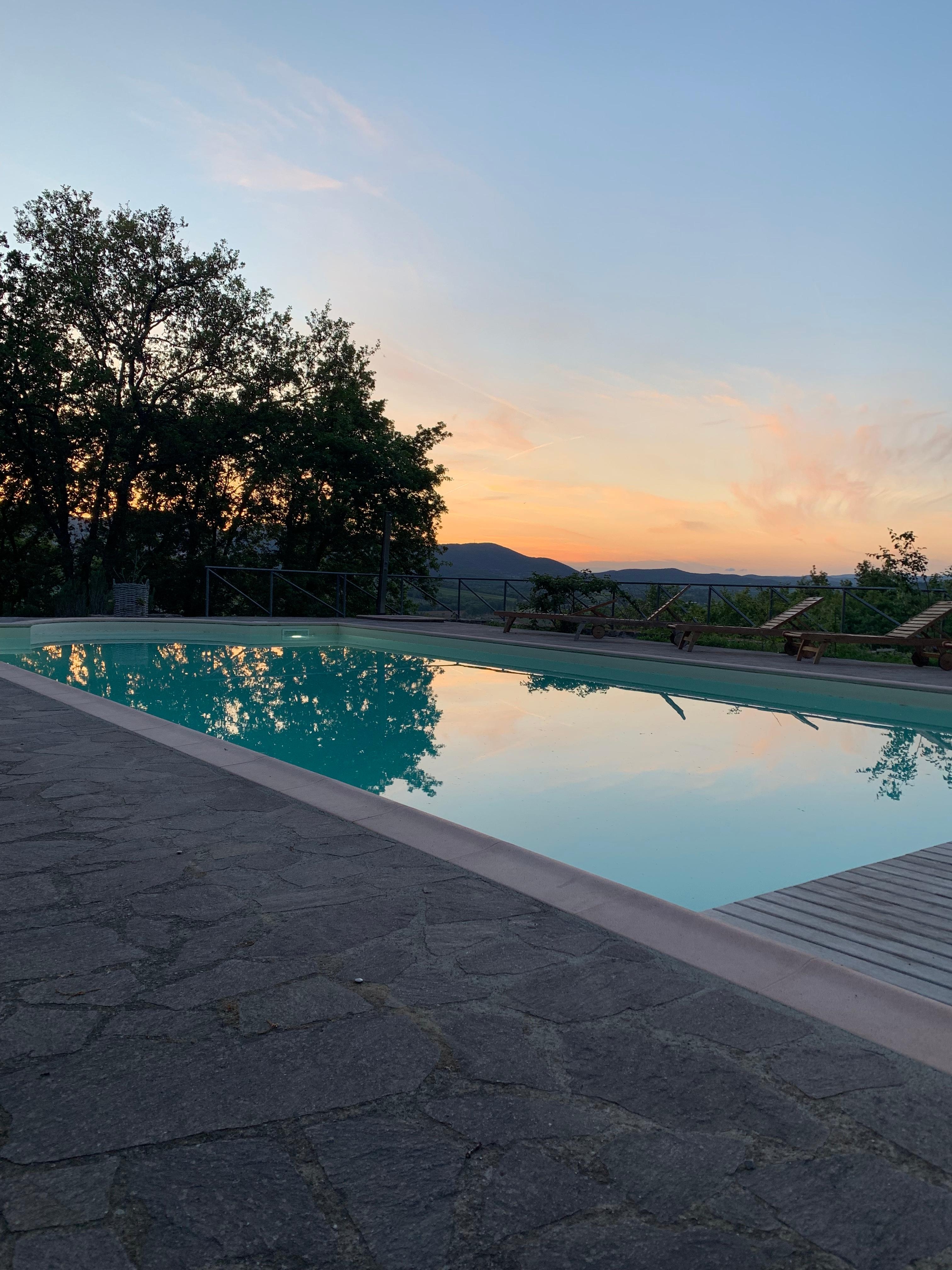 Sonnenuntergänge sind einfach magisch #italien #toskana #pool #garten #ferienhaus #natur #sundowner #urlaub 