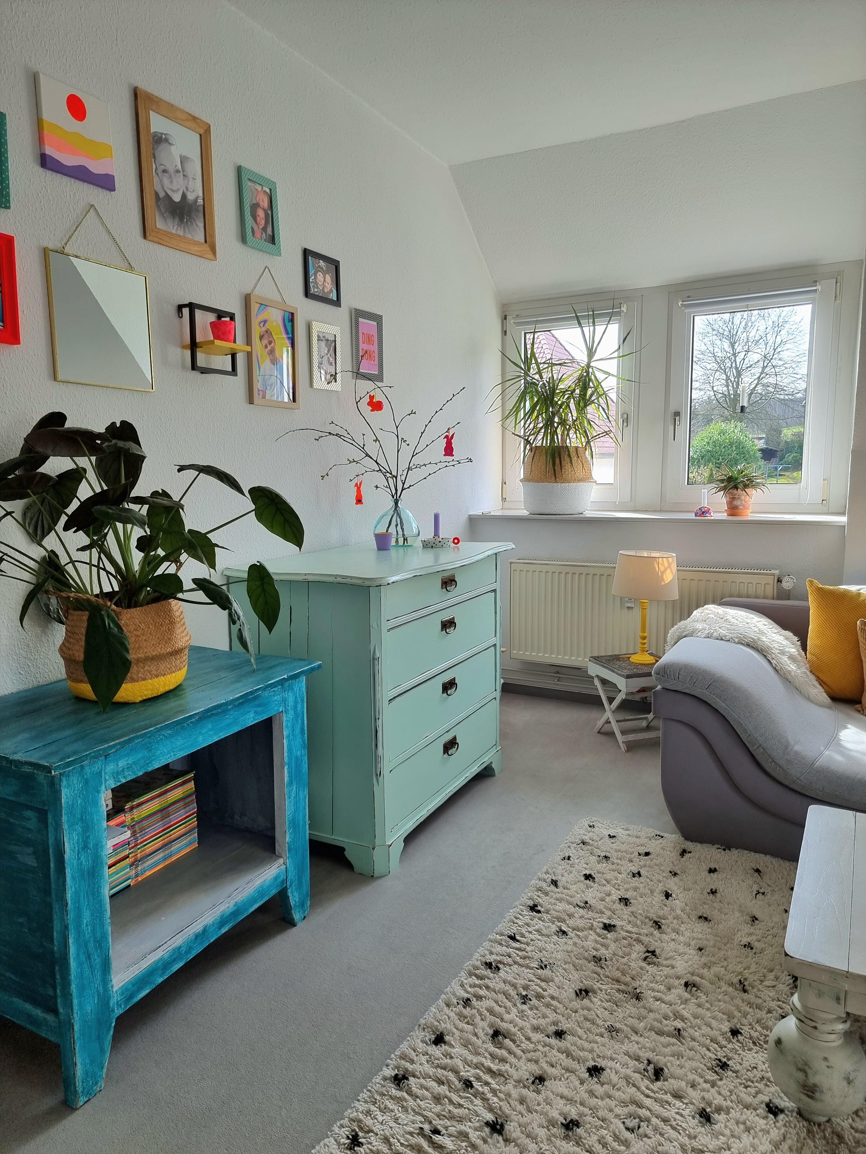 Sonnige Grüße☀️ aus dem #Wohnzimmer #vintagehome #colorfulhome #diy #paintingfurniture #osterdeko #interior #mixandmatch