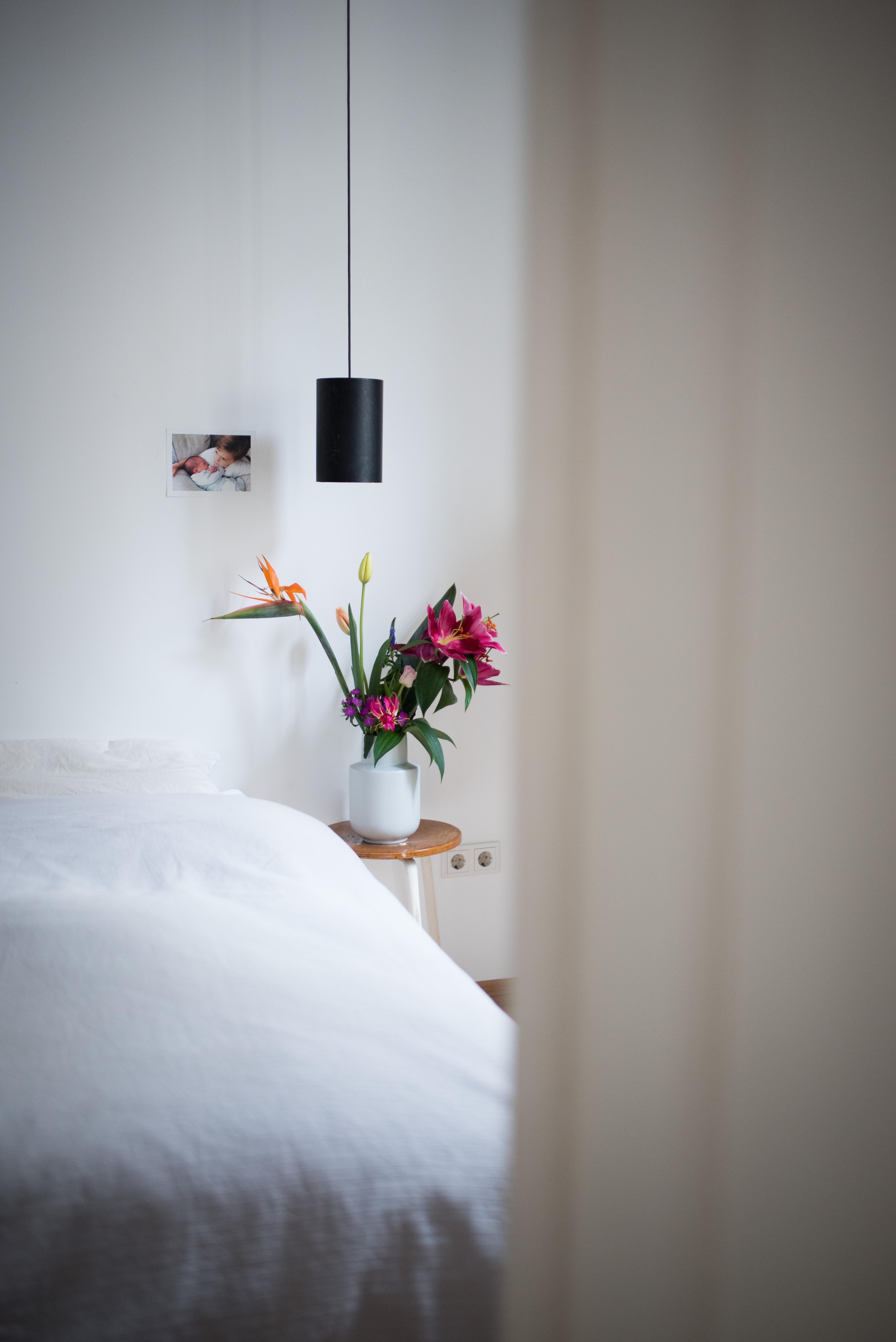 Sonniger Einblick ins Schlafzimmer #interiorinspo #bedroom #schlafzimmer #flowers #vintage