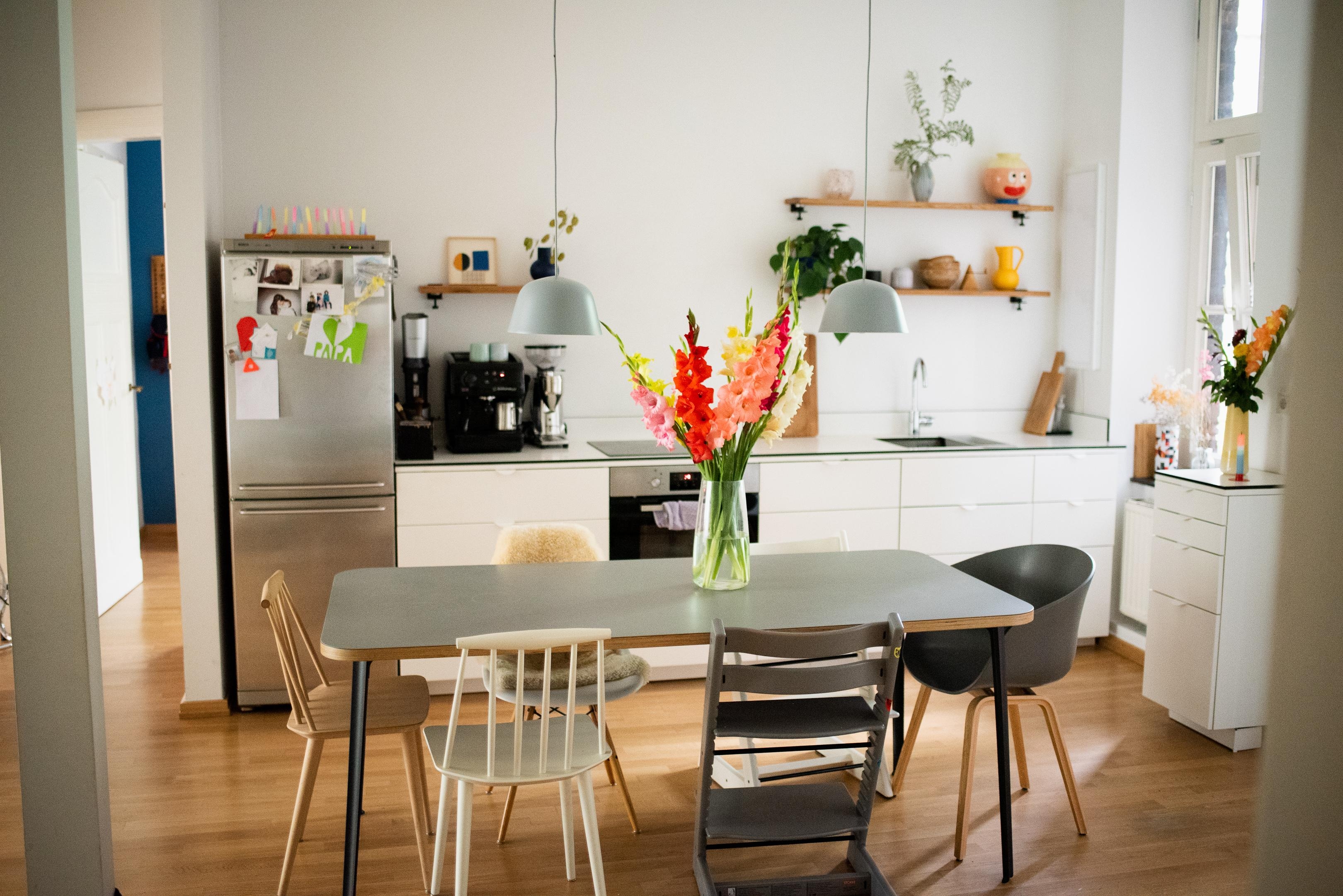 Sonniger Gruß aus der Küche #wohnküche #kitchenstyle #kitchen #stuhlmix #essplatz #gladiolen # freshflowers