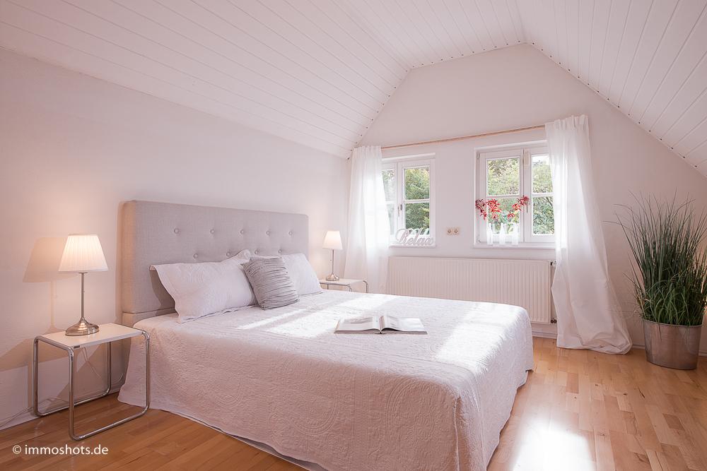 sonniges Schlafzimmer #tagesdecke #rivieramaison ©immoshots.de