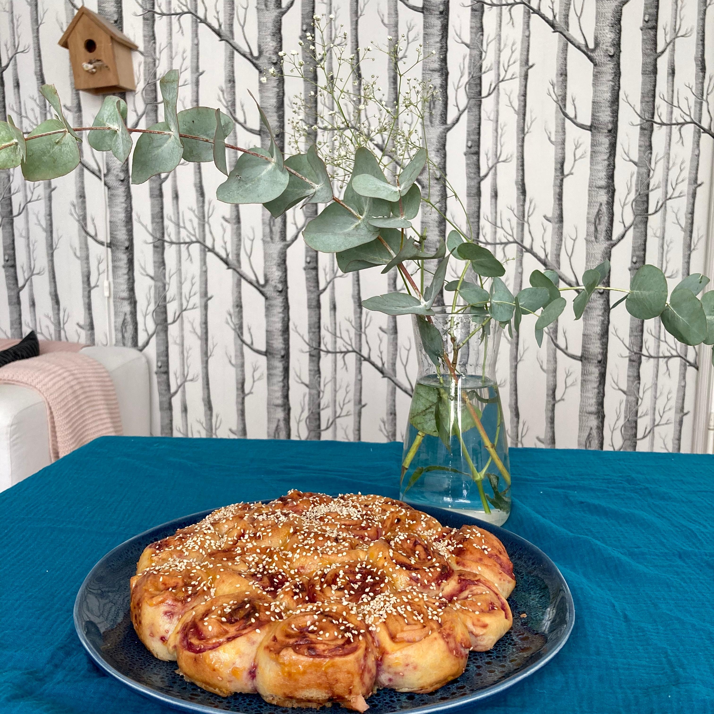 Sonntag, gleich wird der Kuchen nach unten in den Garten getragen 
#sonntagskuchen #tischdeko #flowers #livingroom