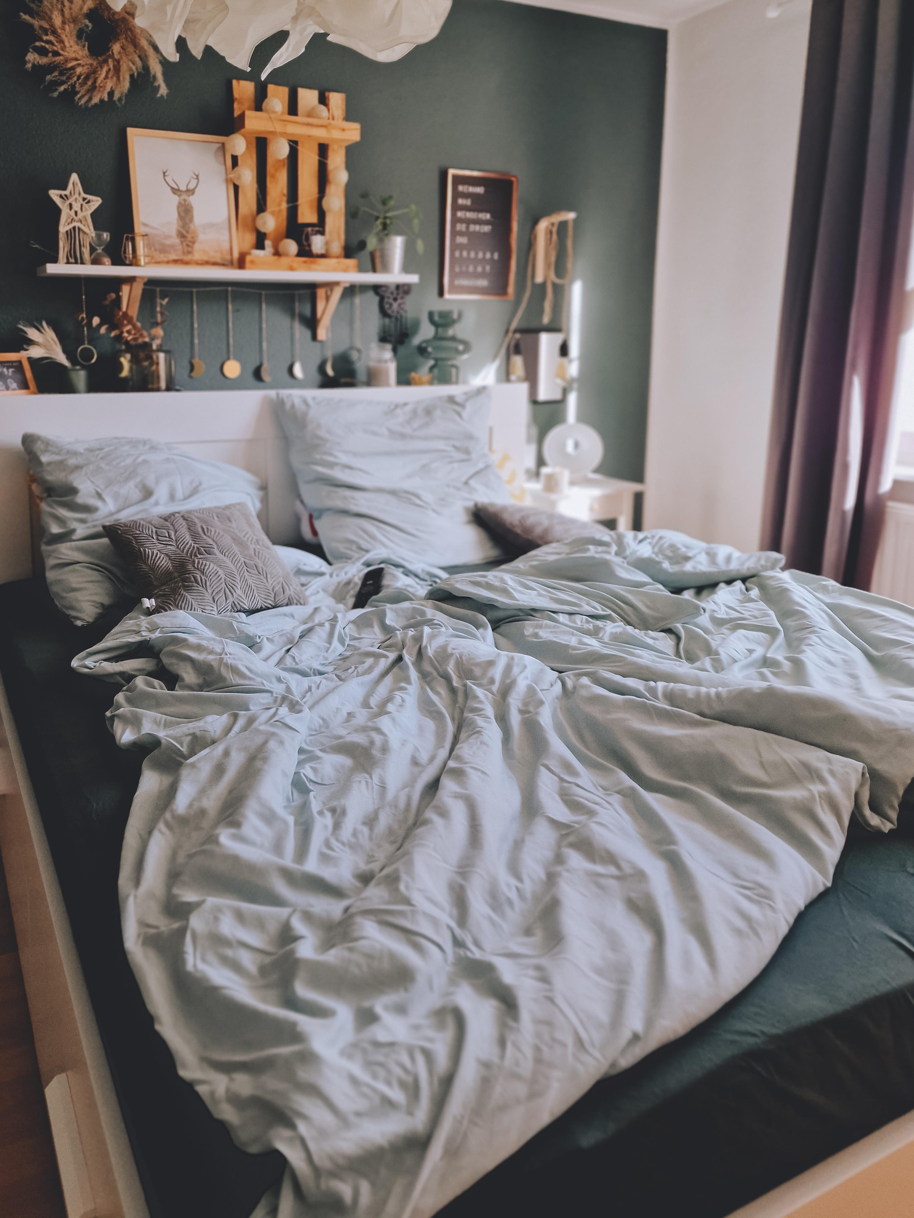 Sonntag ist Gammeltag #Schlafzimmer #grün #wandgestaltung #boho #boholiebe #Bettwäsche #Bett #ikea #couchliebt 