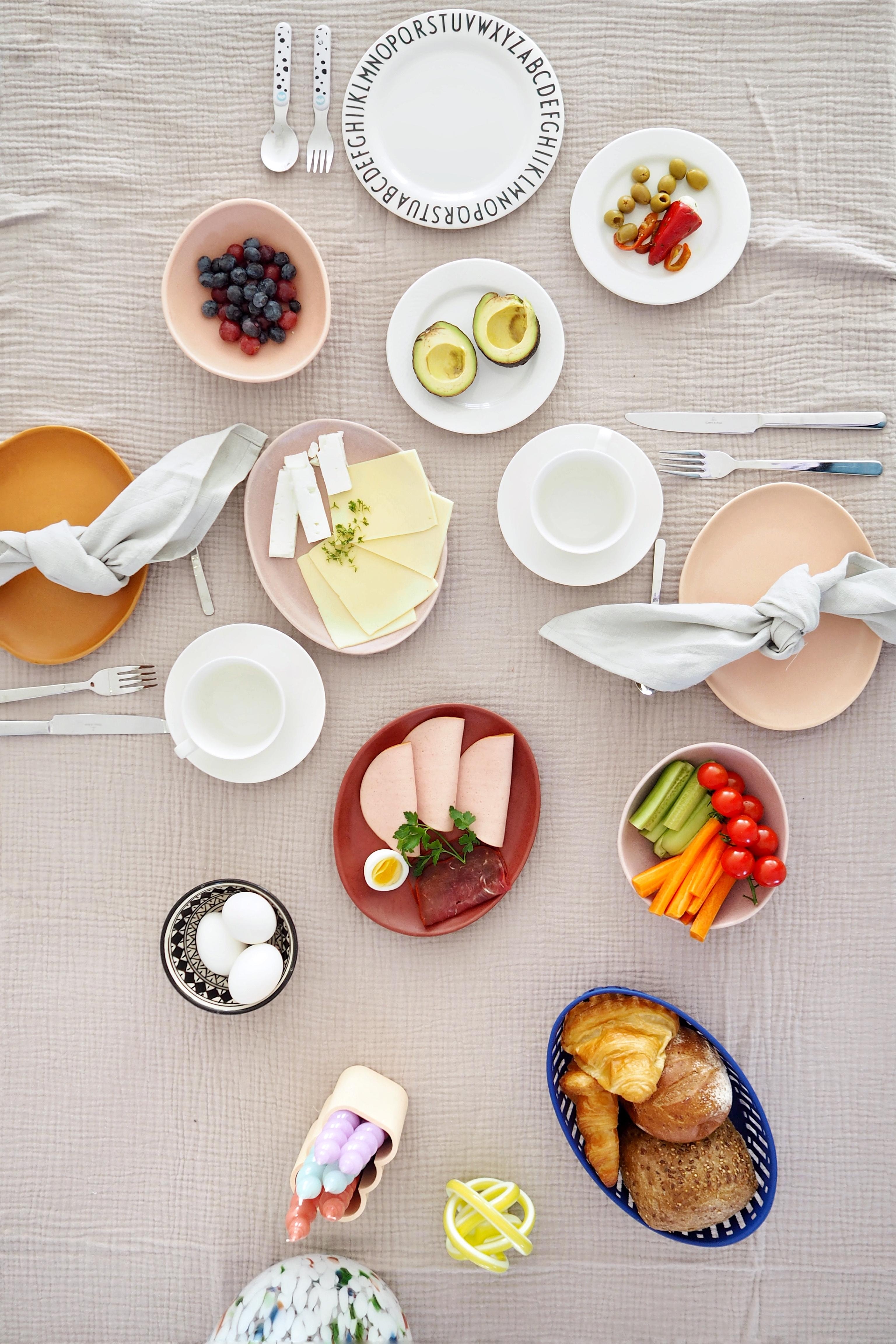 Sonntage sind für ein langes Frühstück da.
#frühstück #esstisch #tischdecke