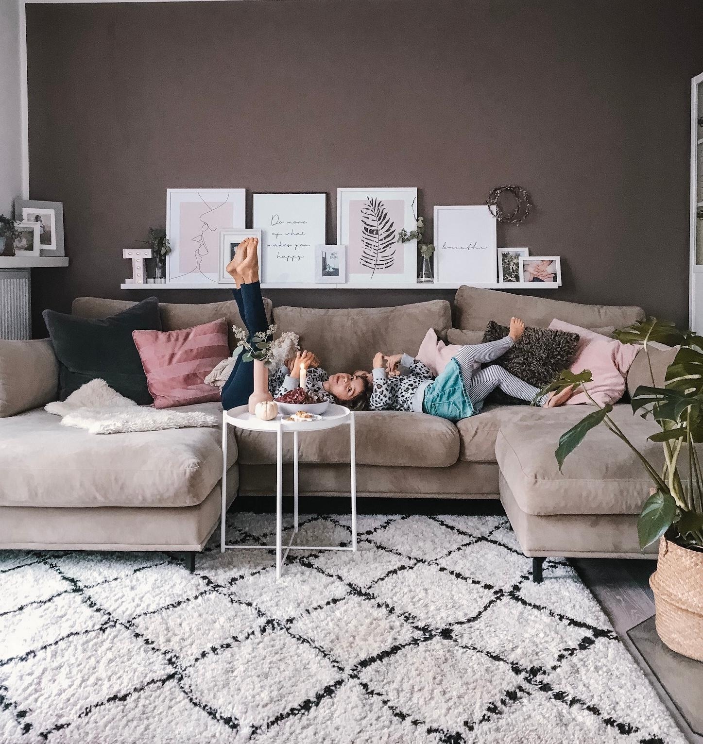 Sonntags auf dem Sofa 🧡 #lazysunday #sofa #couch #livingroom #wohnzimmer #wandfarbe