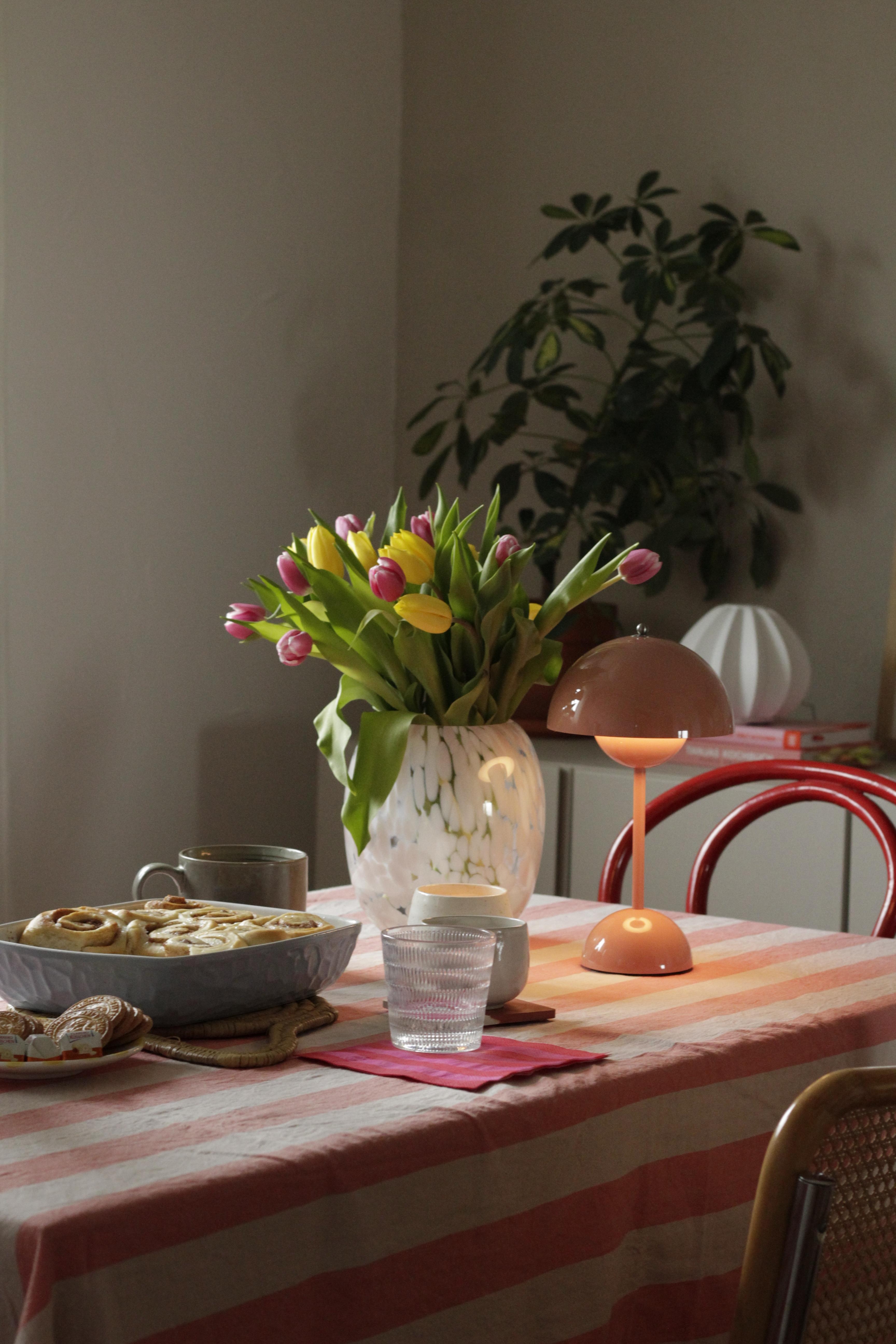 Sonntagscafé & Zimtschnecken mit der besten Freundin🥰 #Vase #Esszimmer #Kaffee #Tischdecke #bunt