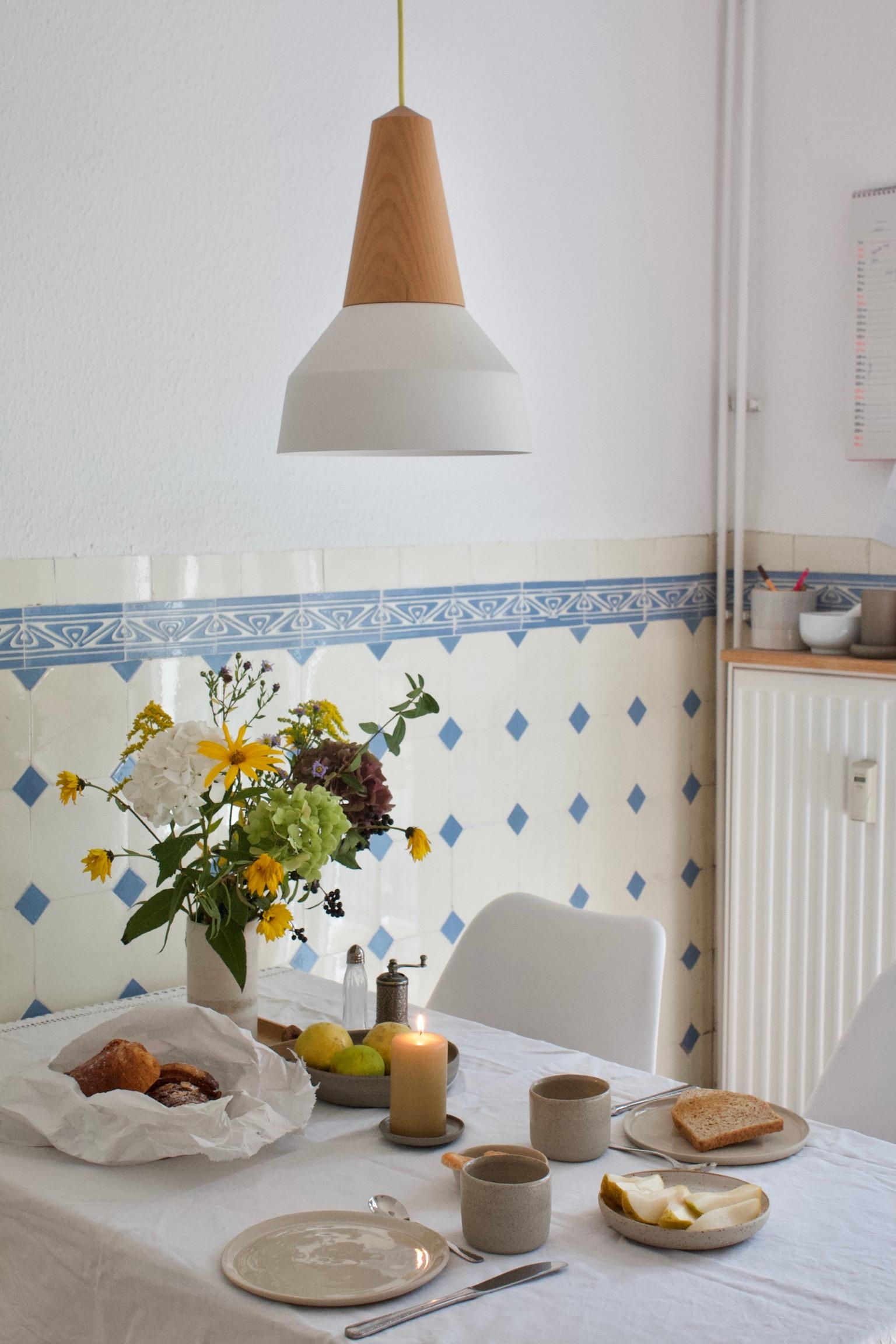 #sonntagsfrühstück #altbaufliesen #fliesen #lampendesign #keramik #küche #lampe #hygge 