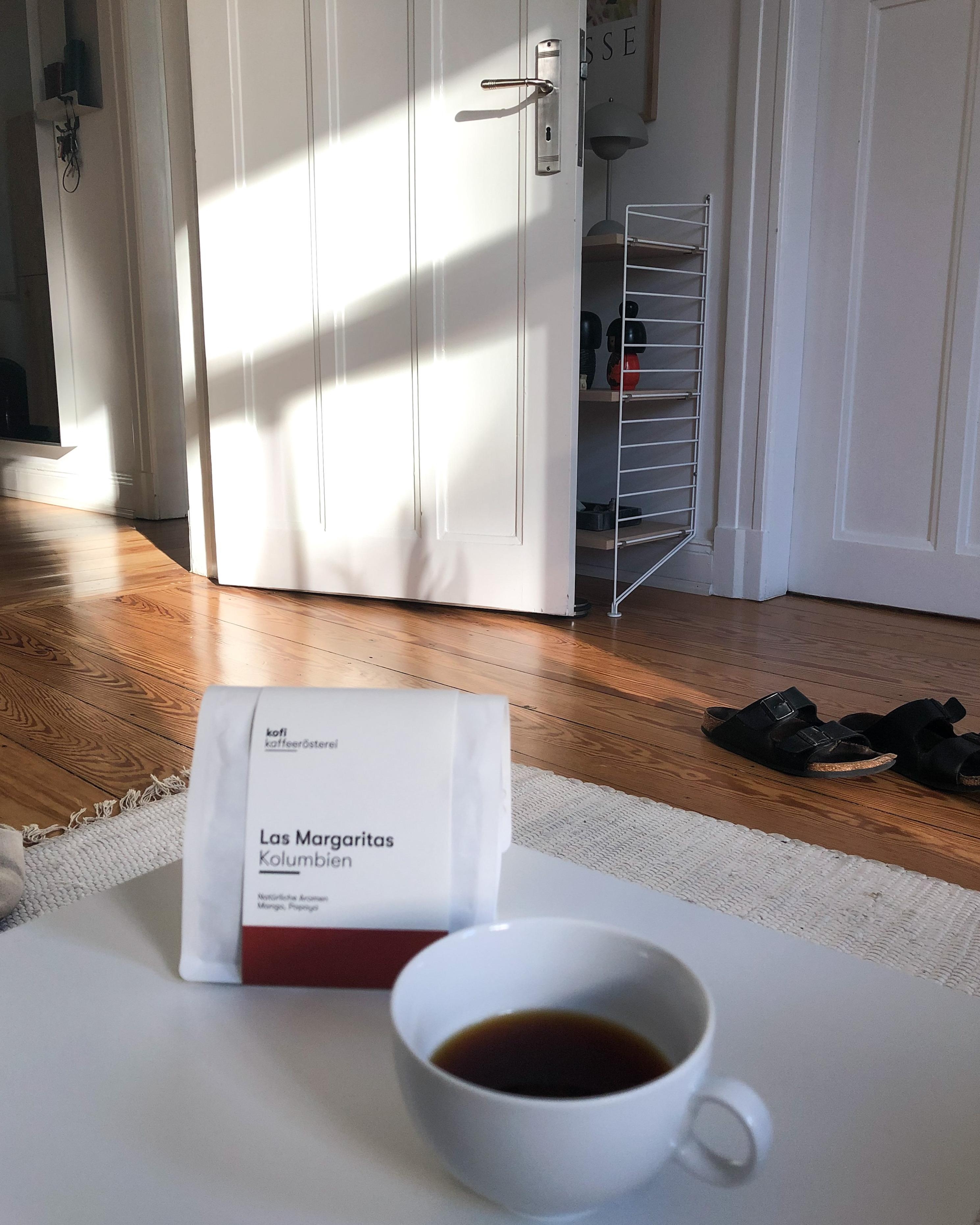 #sonntagskaffee #kaffeepause #thirdwavecoffee #lichtspiel #altbauliebe #whiteinterior #wohnzimmer #minimalismus