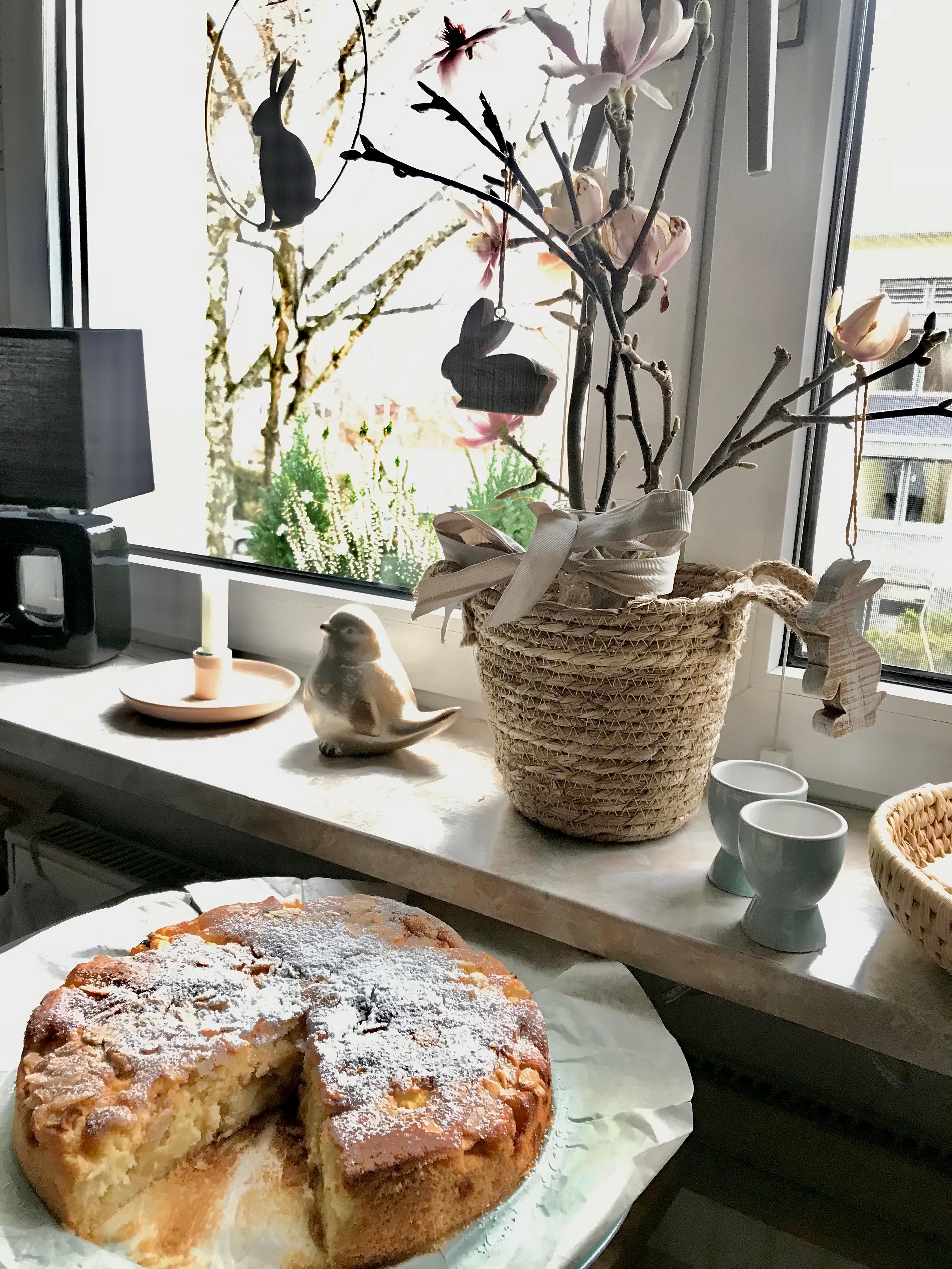 Sonntagskuchen 🤍
#osterdeko #apfelkuchen #nachmittag #home #küche #magnolien #hase #kerze #cozy #cafezeit 