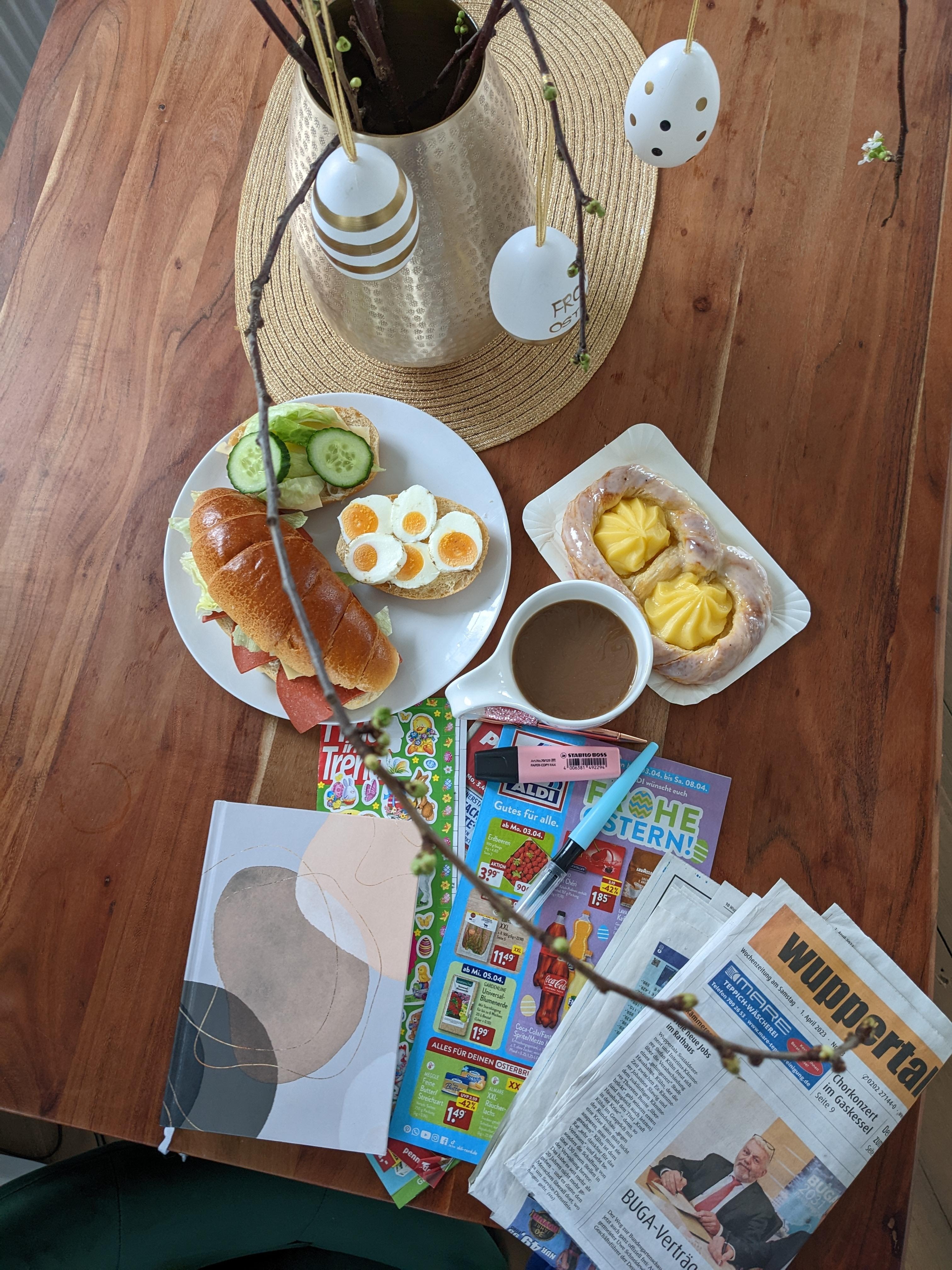 Sonntagsritual, Zeitung lesen, Angebote durchgehen. 
#frühstück #ostern #sonntag #essen #yummie #hobby