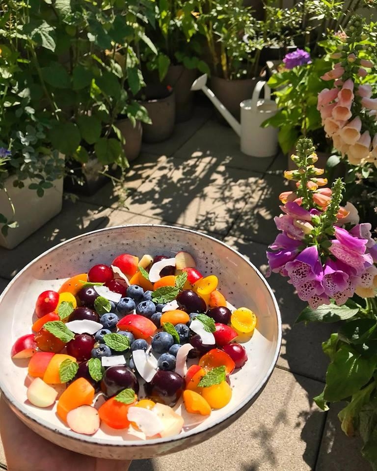 Sooo schmeckt der SOMMER ;-) 
#fruitsalat #homesweethome #terrasse #frühstück #summertime #obst #breakfast #healthyday 