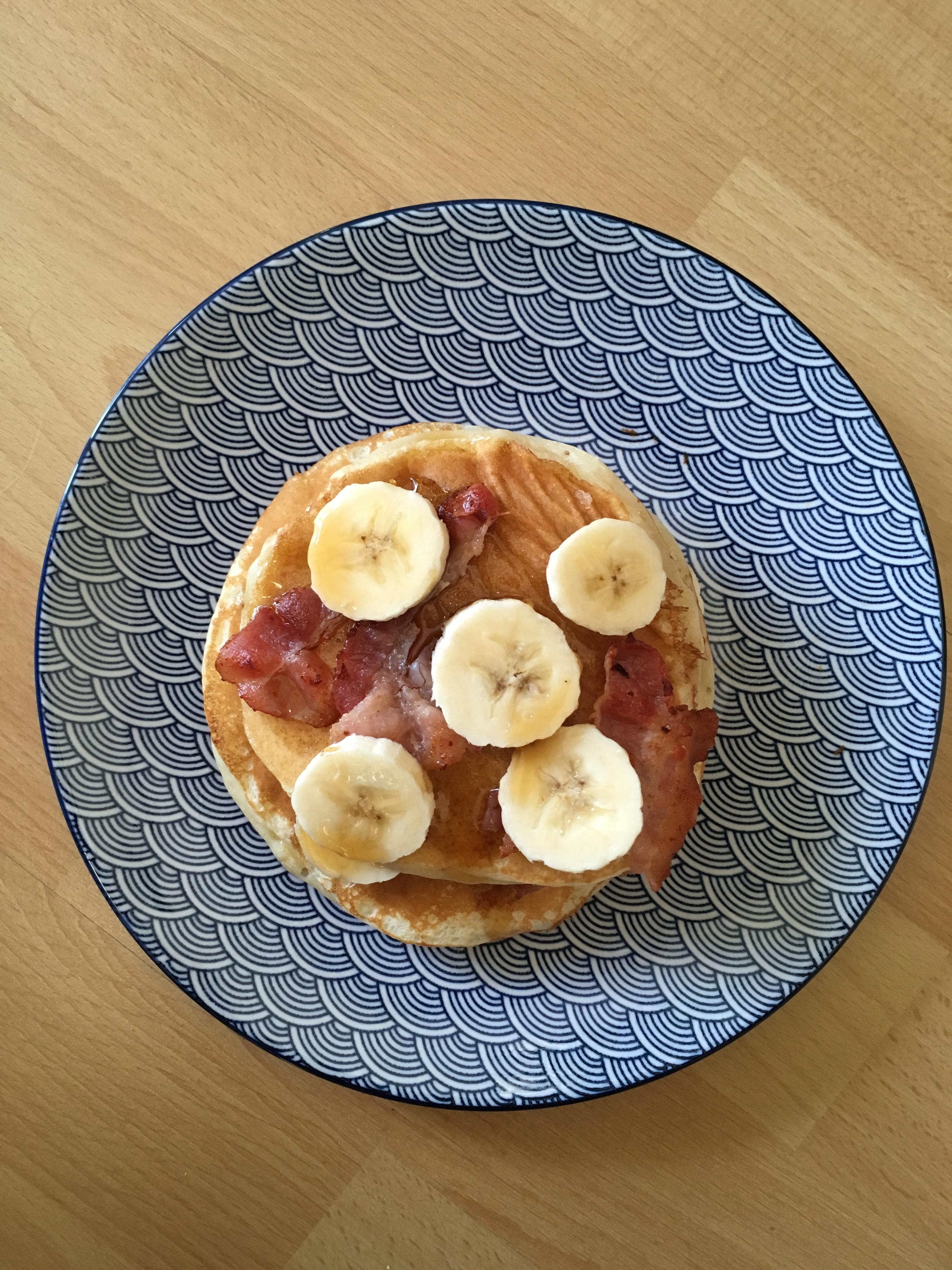 Soulfood Breakfast: fluffige Pancakes mit Banane, Bacon & Ahornsirup
#breakfastgoals #pancakes #bacongehtimmer 