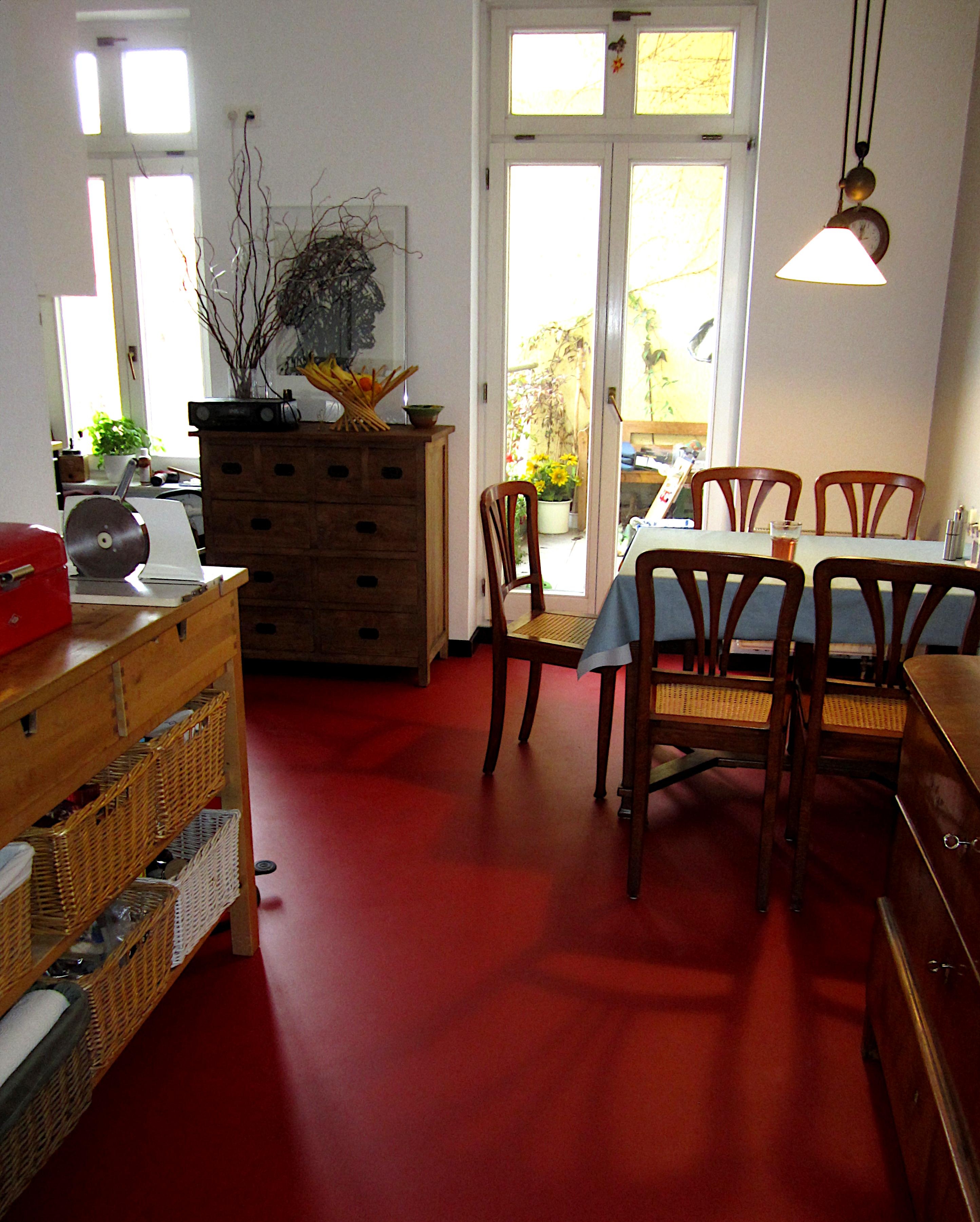 #spachtelboden #microzement #rot #roterboden #küche #fugenlos #landhaus