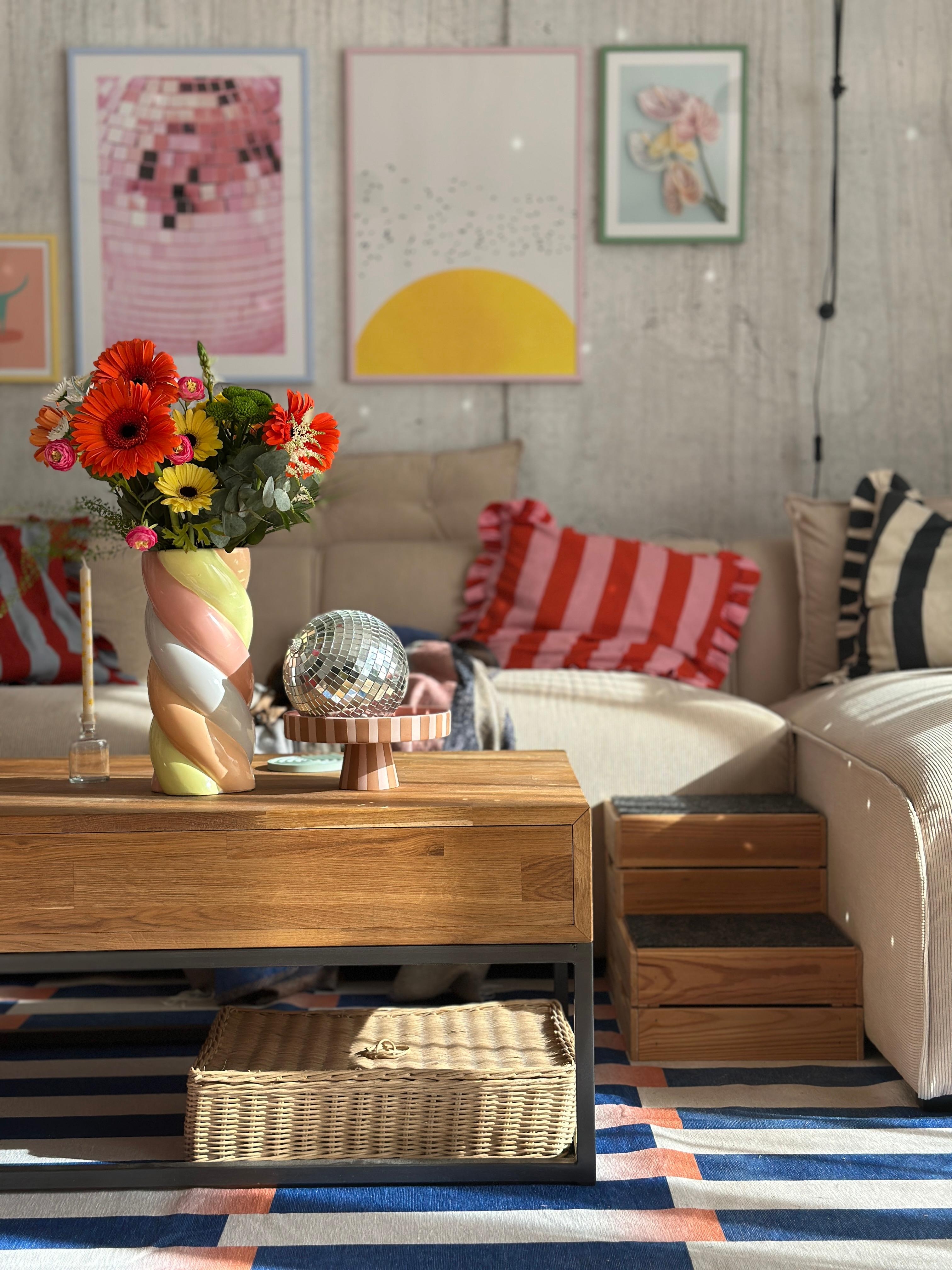 #spätsommer #sonne #wohnzimmer #couch #vase #candy #poster #deko #blumen #streifen #discoball #kissen #beton #tapete #licht #marshmallow