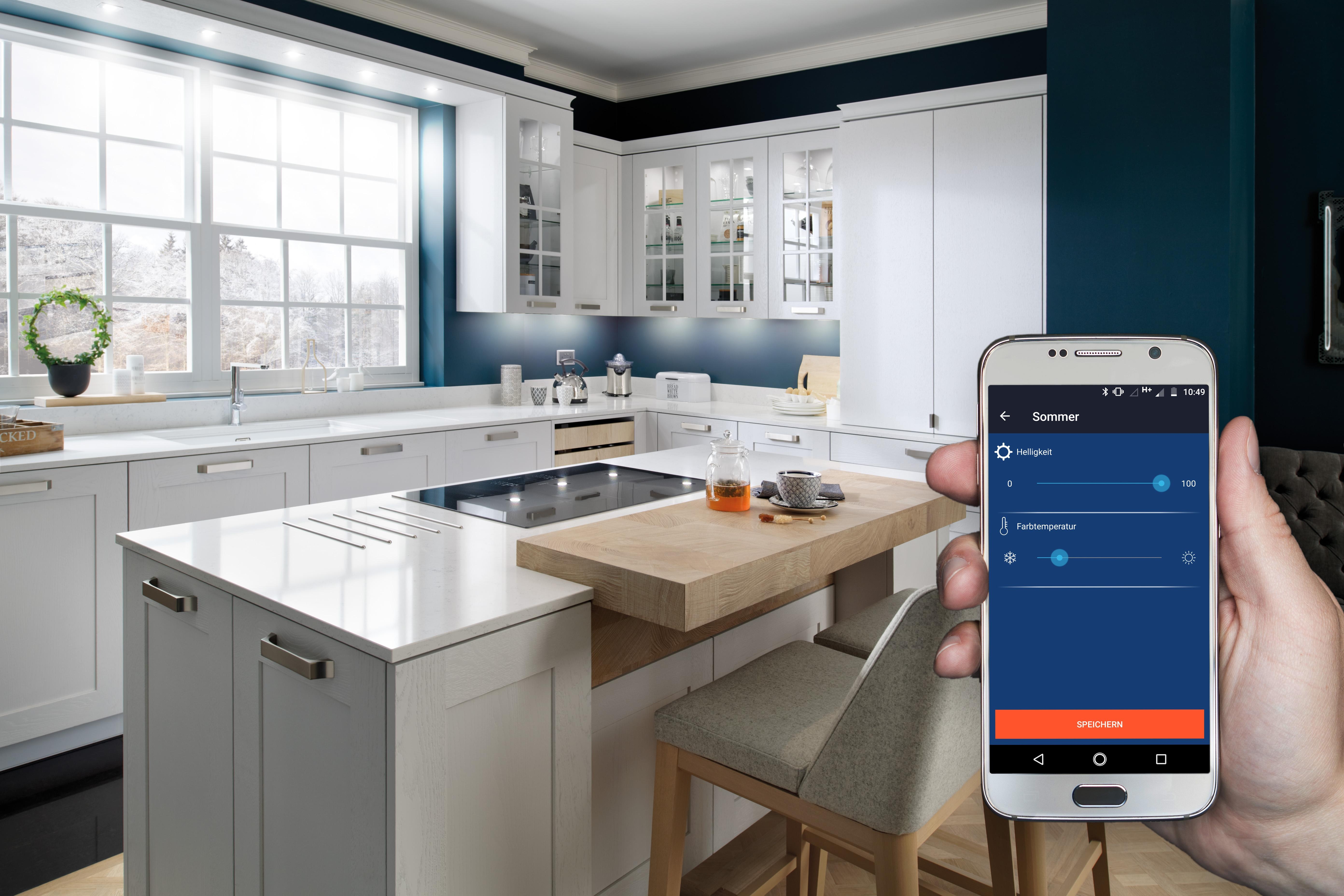 Spezielle Smartphone-App setzt die Küche ins rechte Licht.#SCHMIDT Küchen
