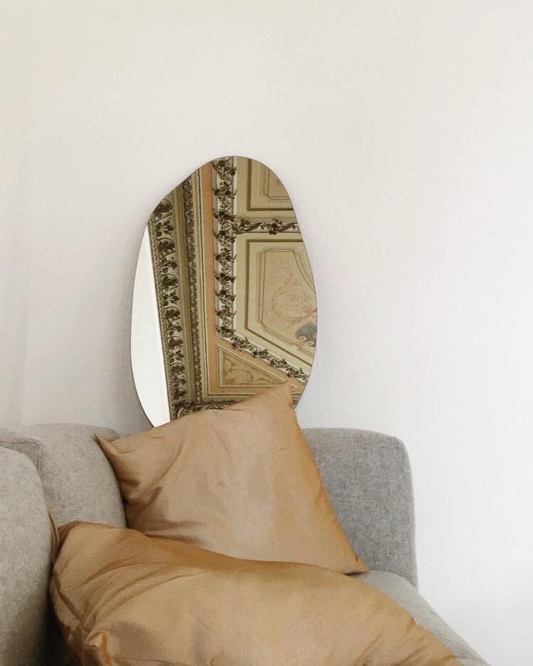 Spiegel sind meine liebsten Inneneinrichtungs-Essentials! Die organische Form, lässt die Deckenmalerei so richtig wirken