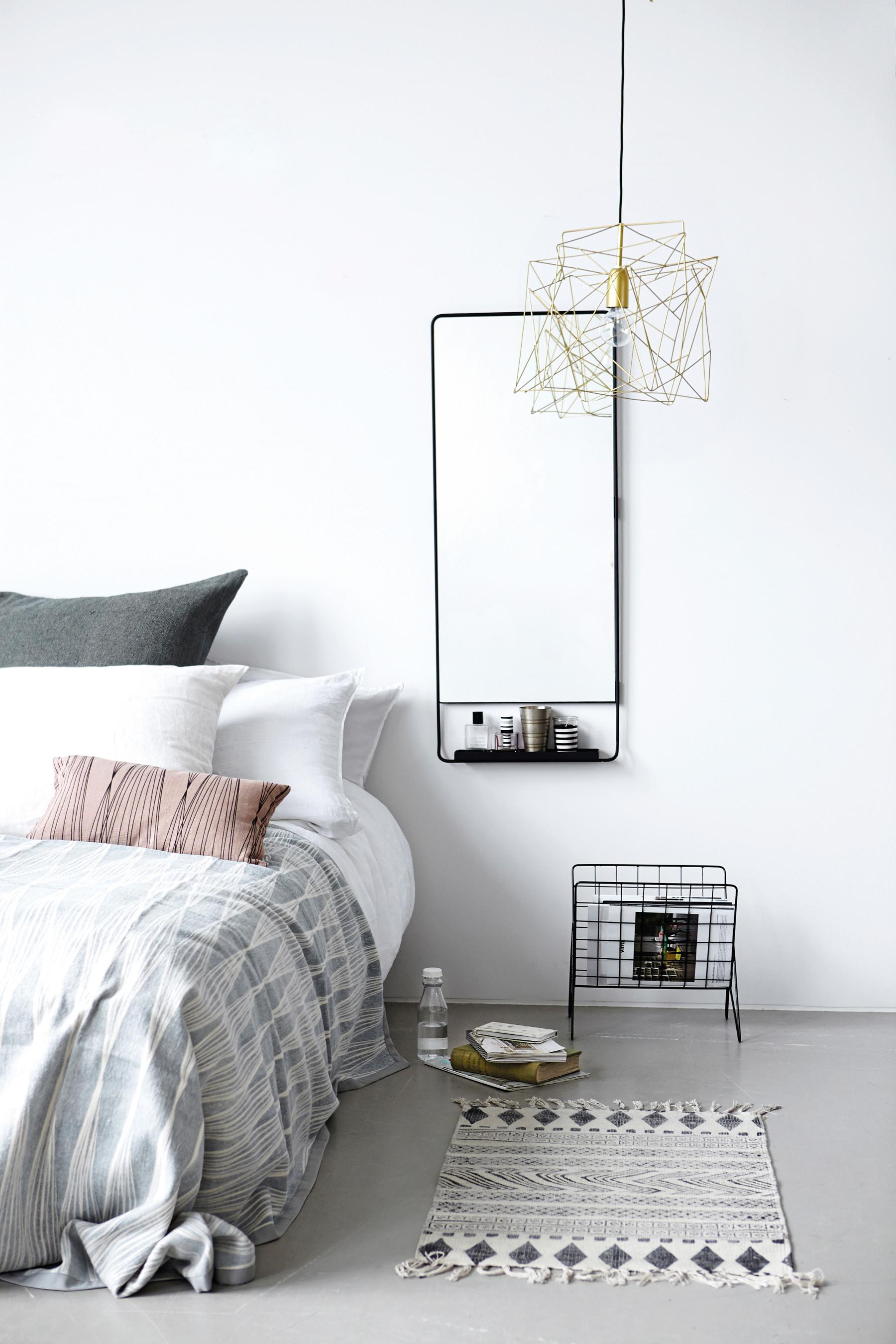 Spiegeldesign im Schlafzimmer #teppich #spiegel #tagesdecke #kissen #pendelleuchte ©Petit Pont
