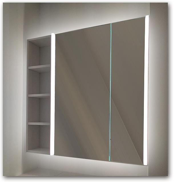 Spiegelschrank mit Licht links und rechts vom Spiegel und breitenvariablem Regal - Ideal zum Ausfüllen von Wandnischen.
