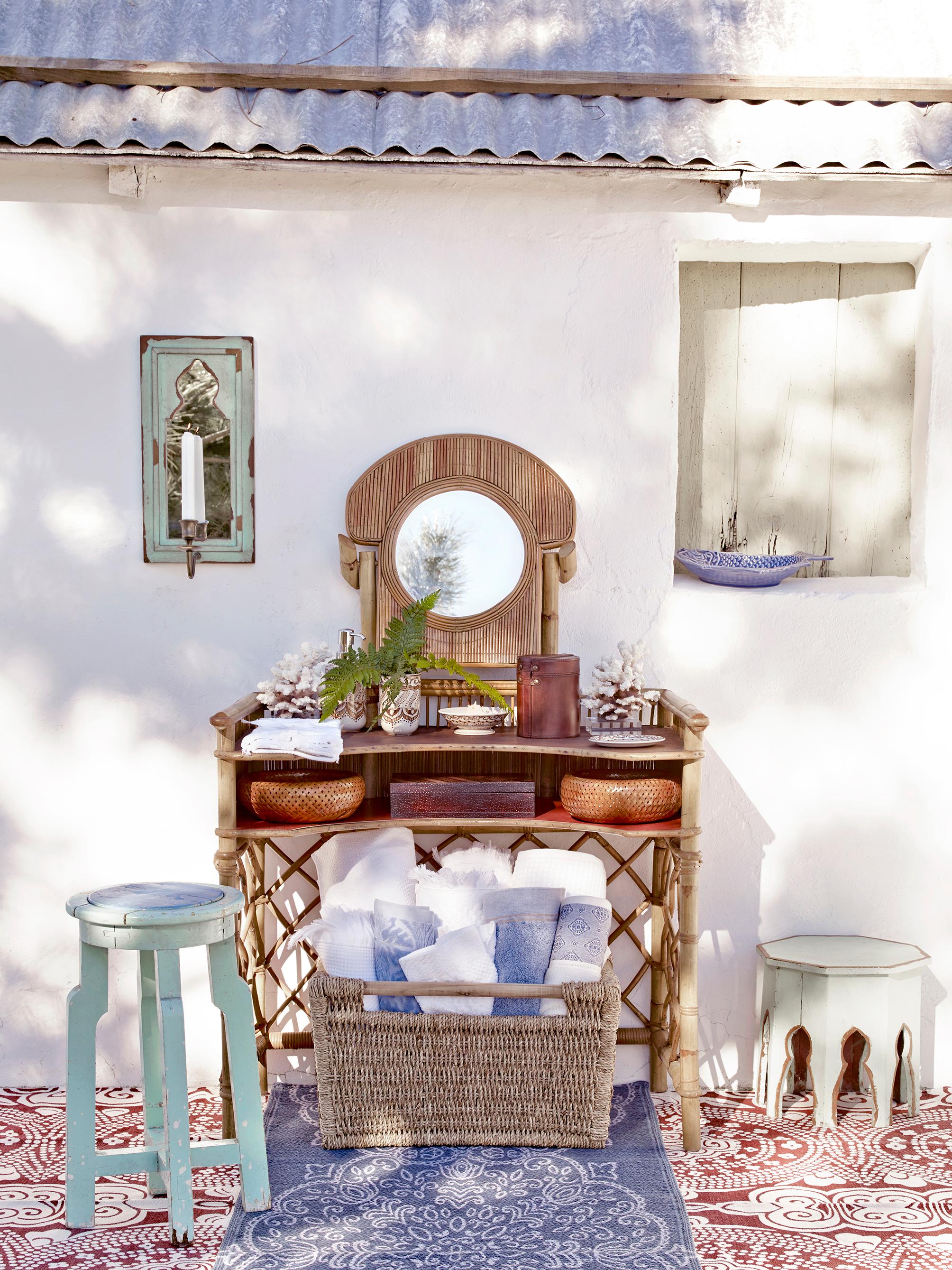 Spiegeltisch auf der Terrasse #hocker #holzhocker #schminktisch #zarahome ©Zara Home