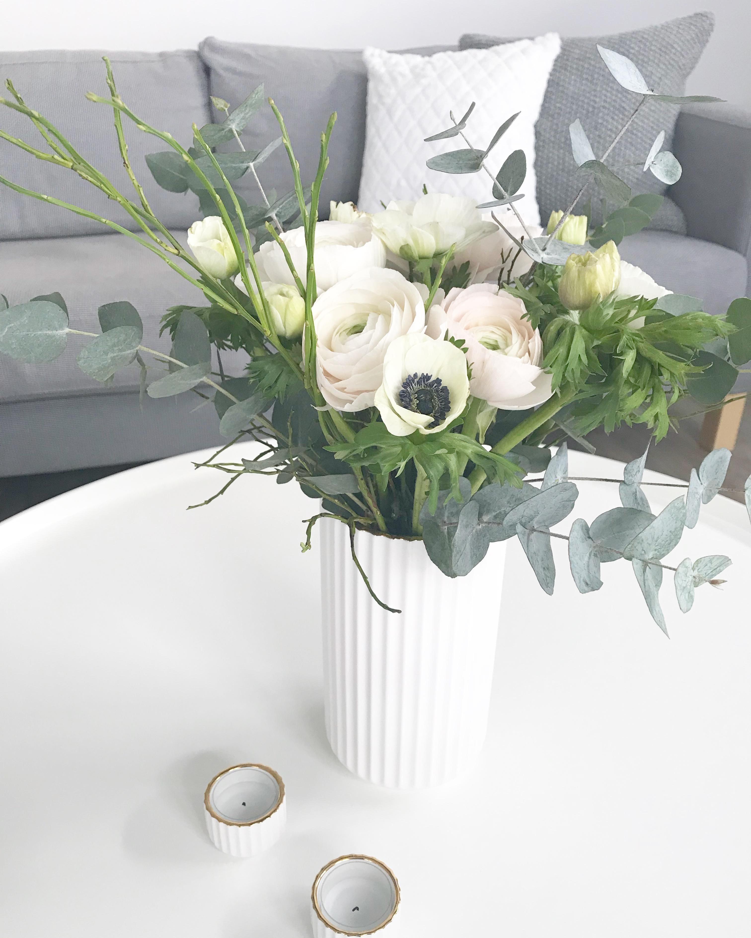 #springvibes #freshflowers #interiordesign #interiorinspiration #livingroom #lyngby