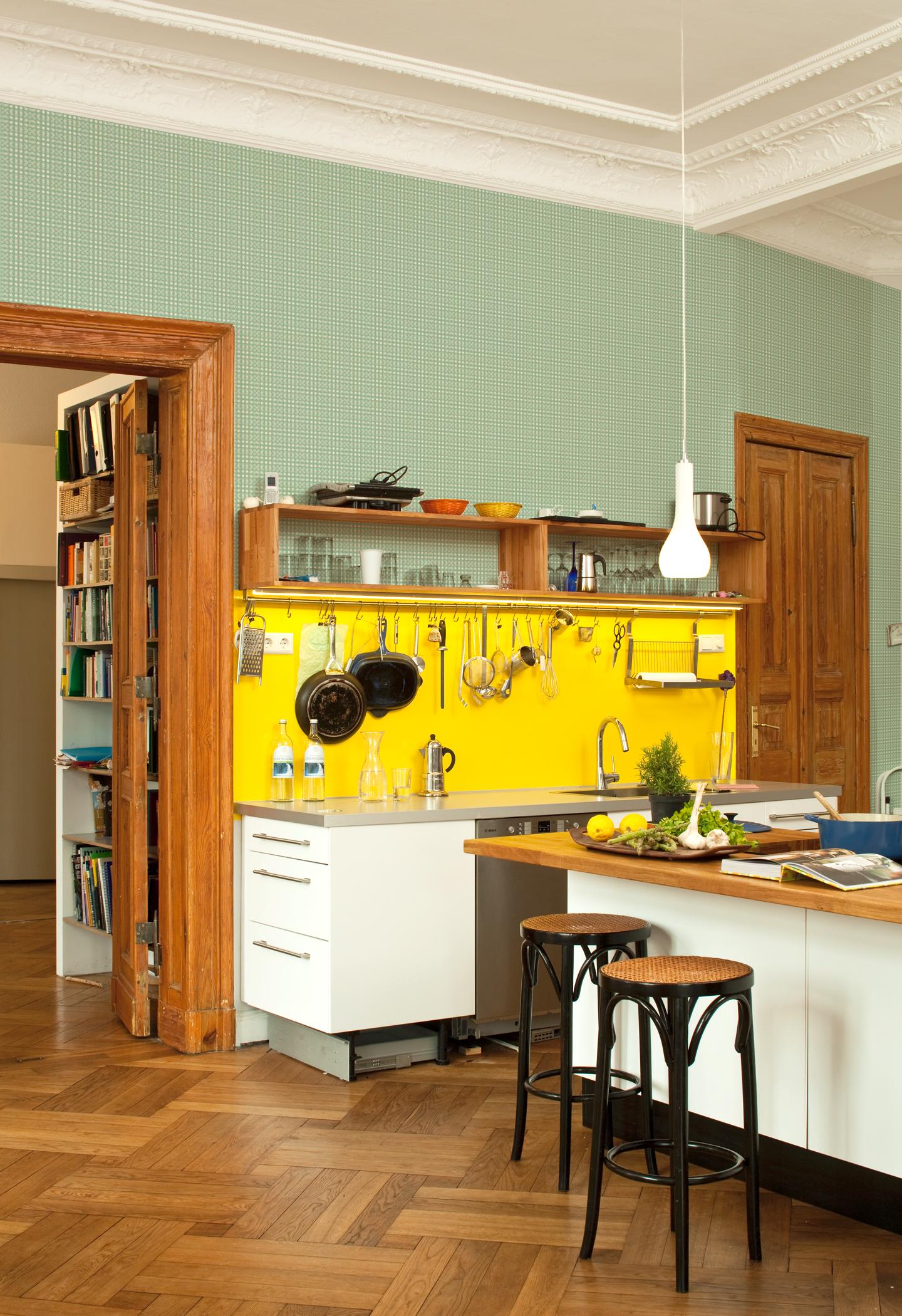 Spritzschutz in Gelb #barhocker #regal #geschirr #kücheninsel #hölzernekücheninsel ©Extratapete