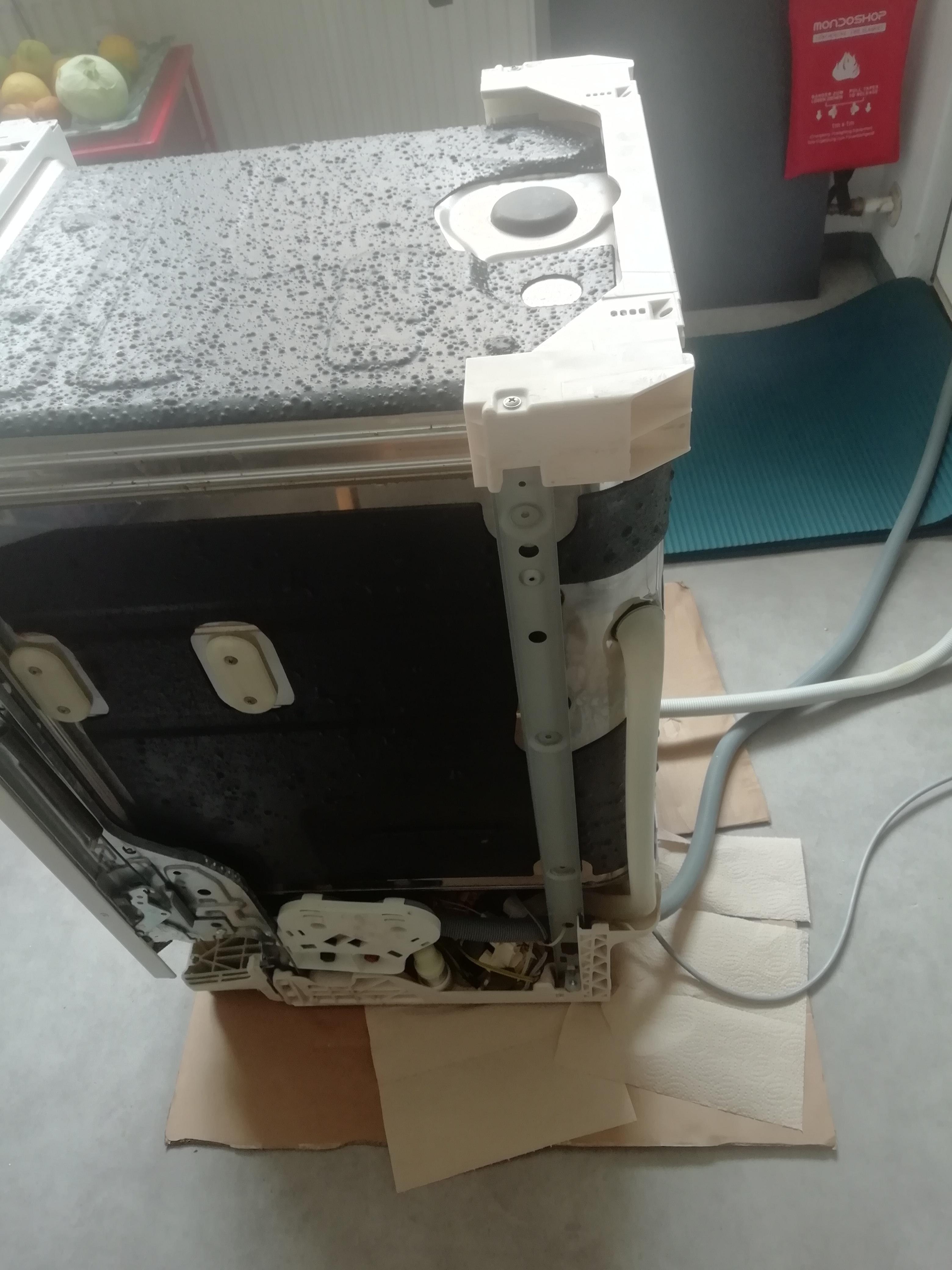 Spülmaschine lief gestern aus. War ich mal mutig und hoffe, ich kriege sie auch wieder zusammen 🤔