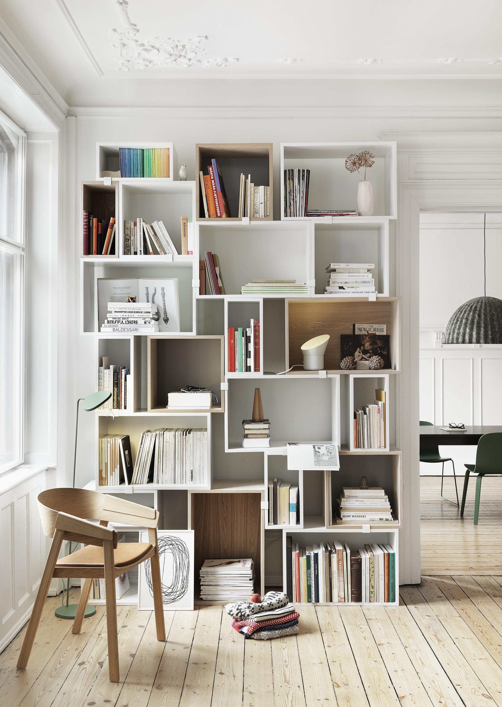 "Stacked" Regalsystem im natürlichen Wohnzimmer #bibliothek #bücherregal ©Muuto