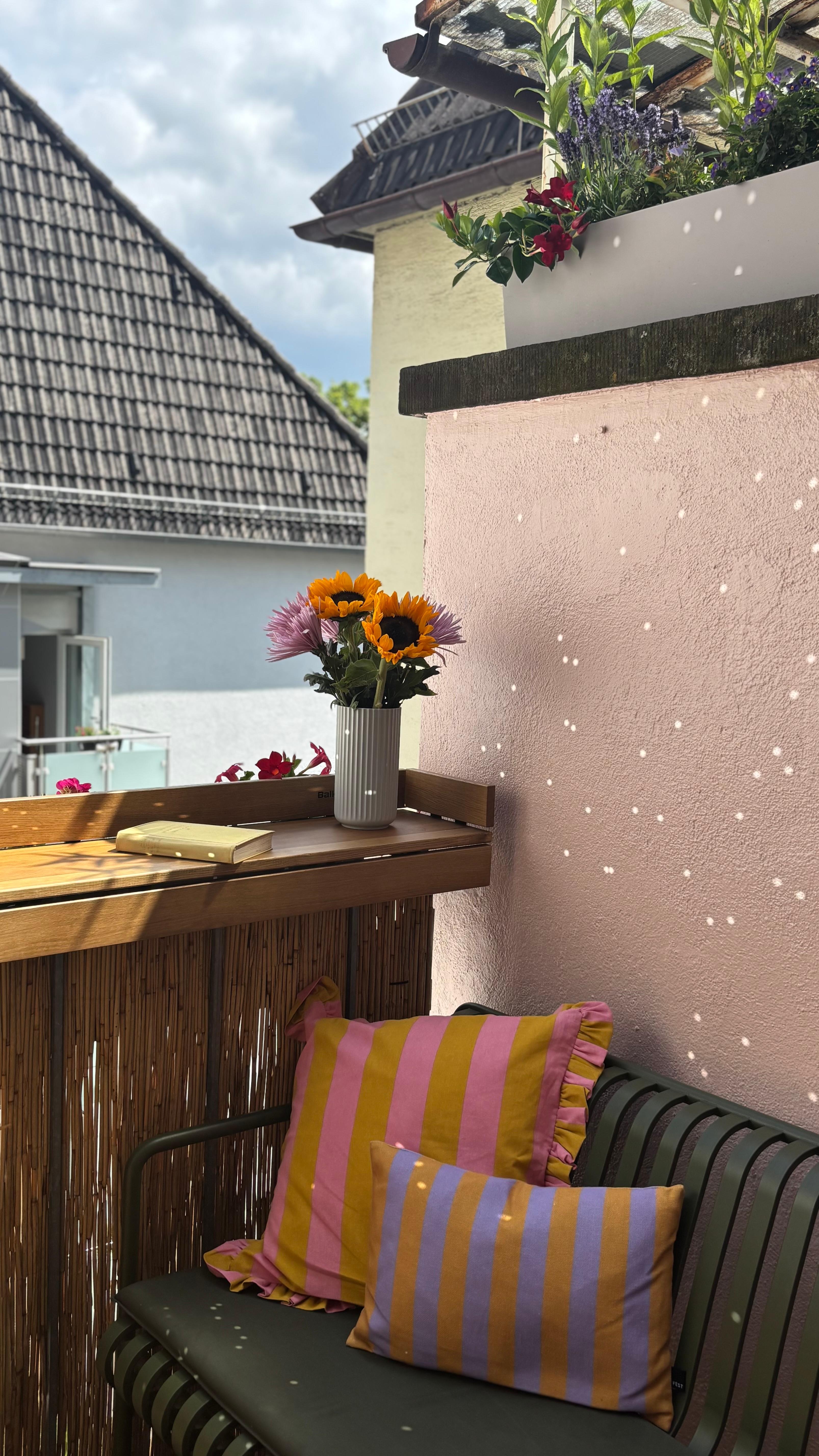 Stadtbalkon im Sommer 💕

#Altbau #NordendFrankfurt 