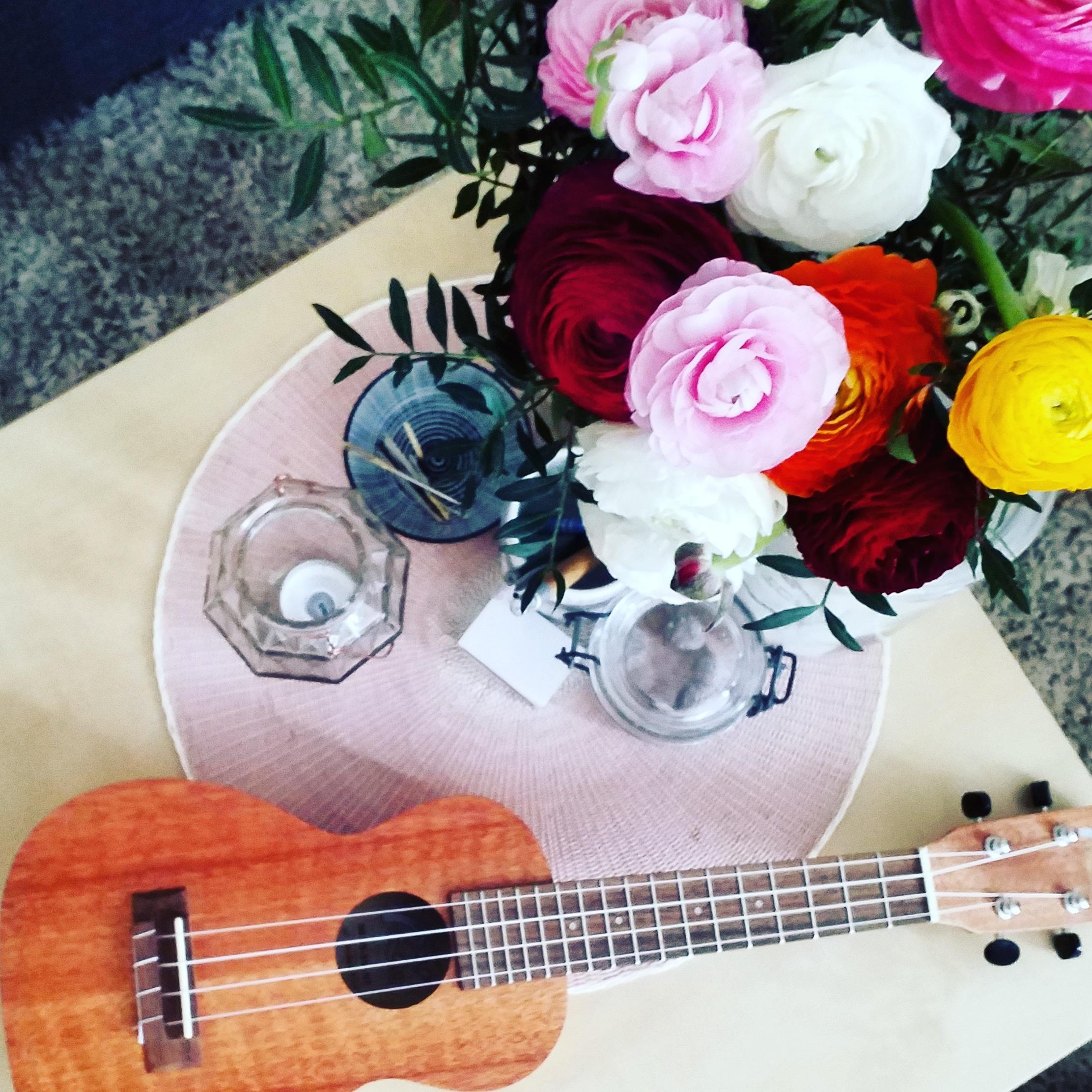 Start in den Ukulele-Frühling ♡
#Geburtstagsgeschenk #flowers #music 