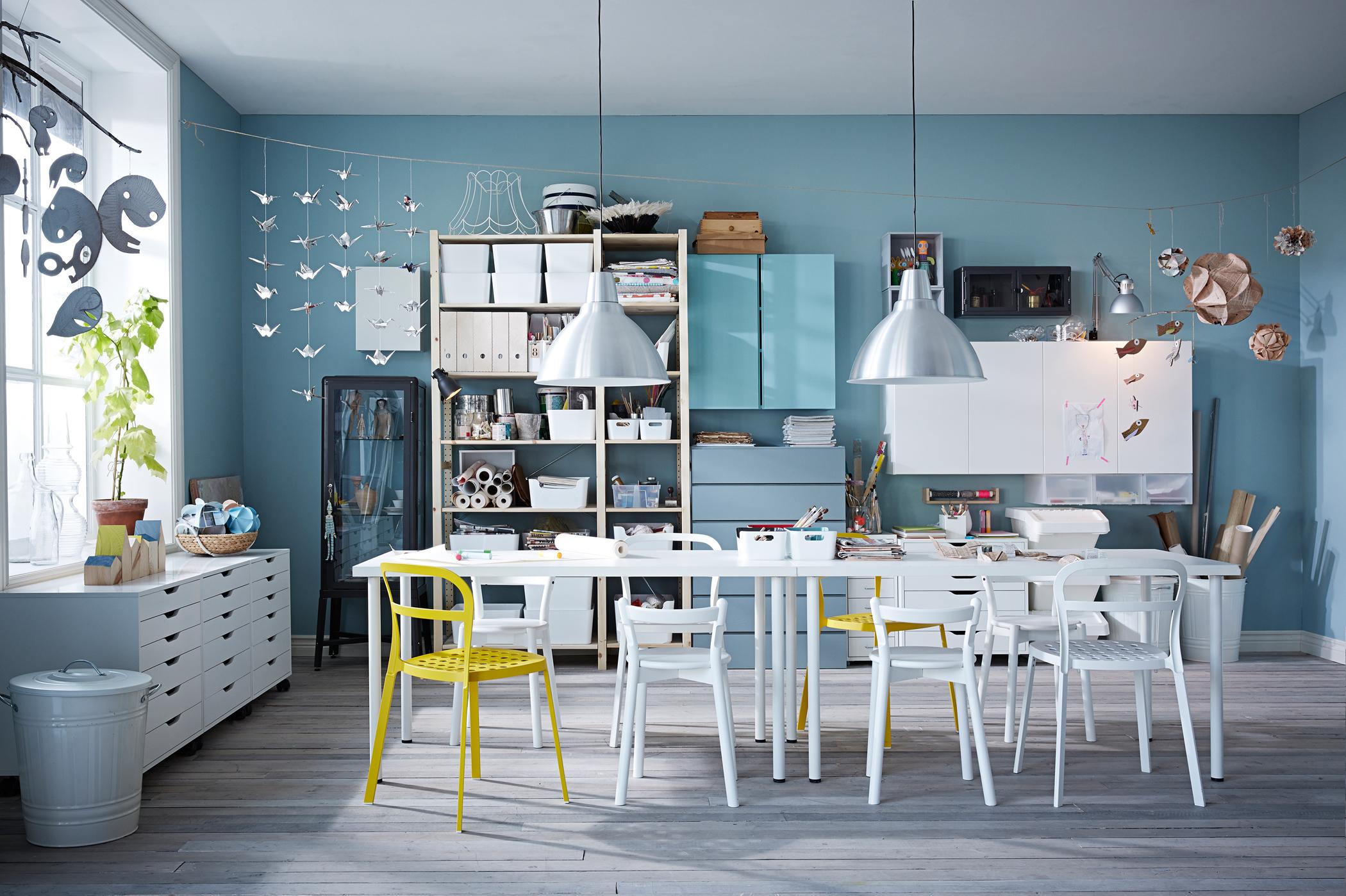 Stauraum im Arbeitszimmer #arbeitszimmer #ikea #weißerstuhl #hobbyraum #blauewandgestaltung #schwarzevitrine ©Inter IKEA Systems B.V.