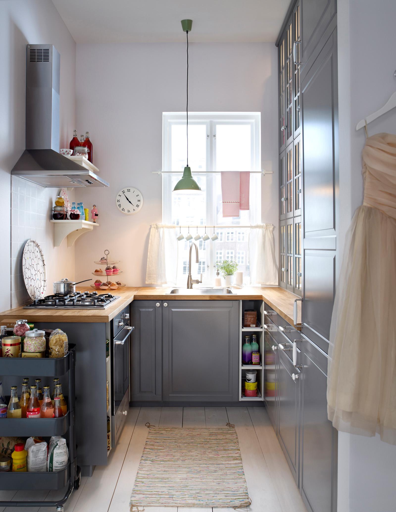 Stauraum in der kleinen Küche #teppich #aufbewahrung #ikea #pendelleuchte #handtuchhalter #küchengestaltung #kleineküche #singleküche #miniküche ©Inter IKEA Systems B.V.