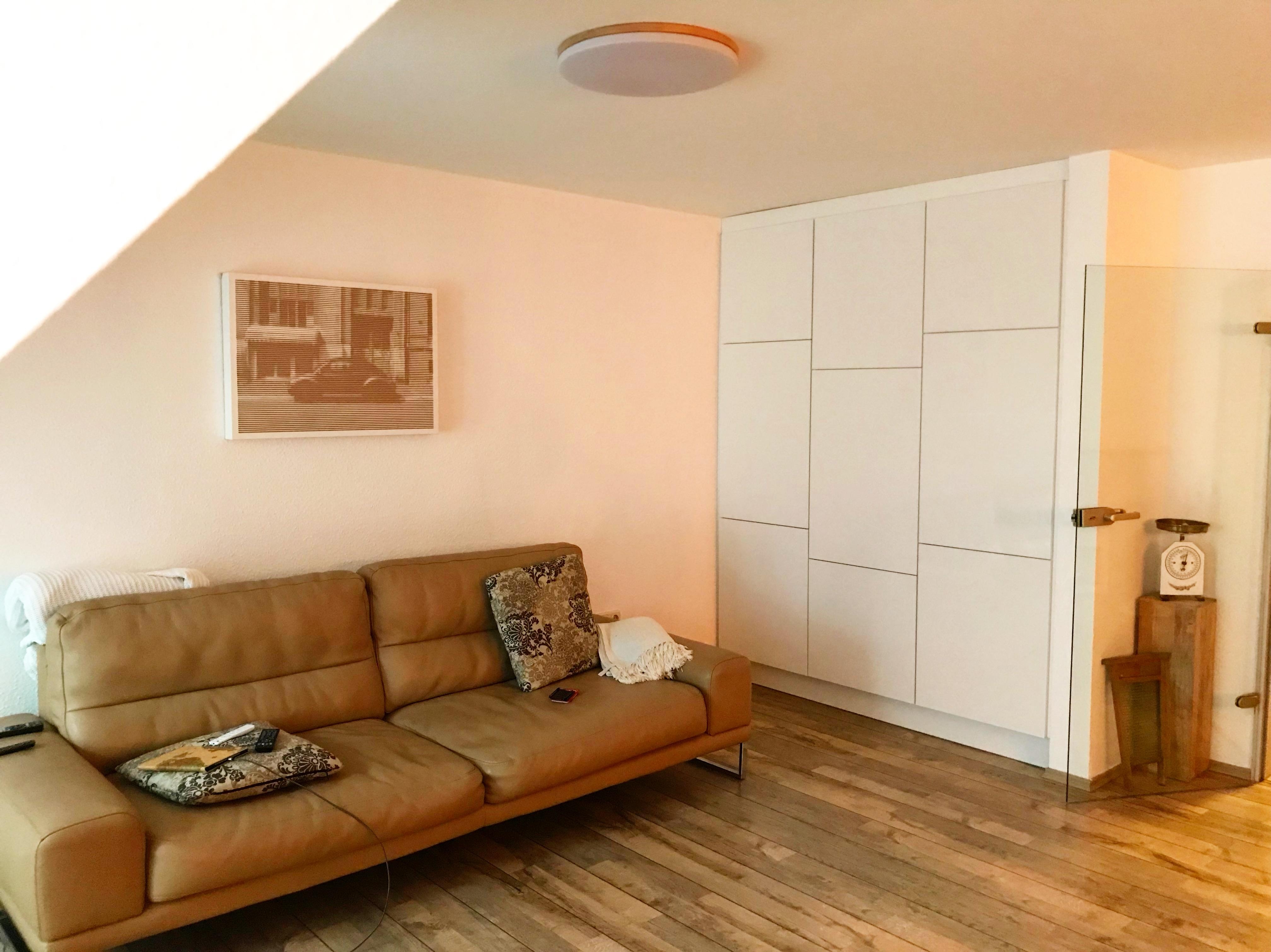 #Stauraumwunder #Einbauschrank und die Niesche im #Wohnzimmer perfekt genutzt #couch 