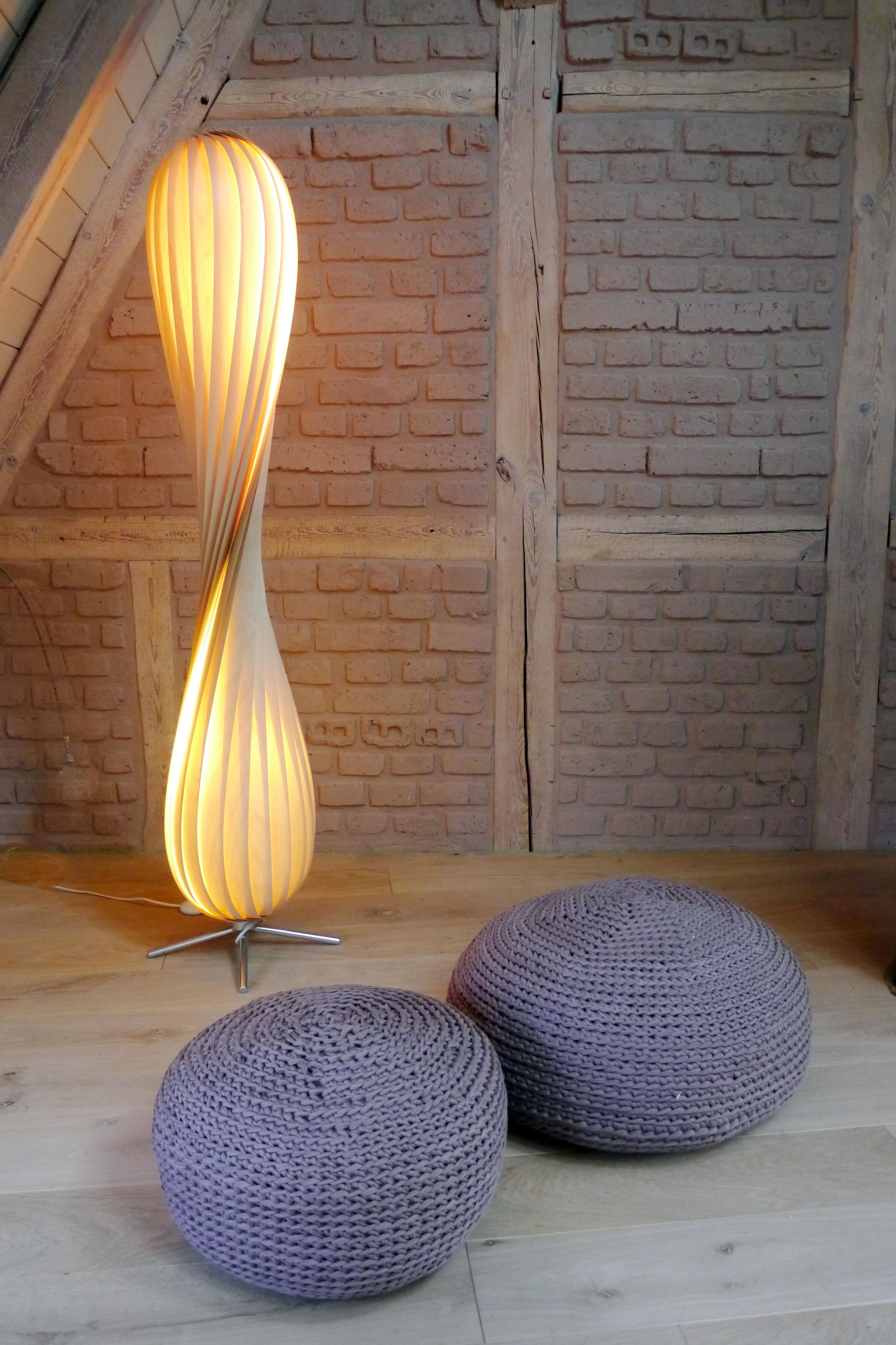 Stehleuchte aus Holzfurnier in gemütlicher Sitzecke #dachboden #stehlampe #sitzecke #nordicstyle ©HolzDesignPur