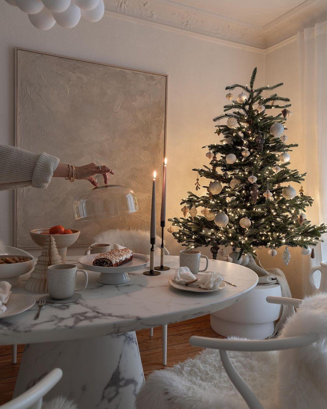 Steht bei euch auch schon der #Weihnachtsbaum?🌲

#xmas #christmas #deko #weihnachten #winter #kuchen #backen #esszimmer