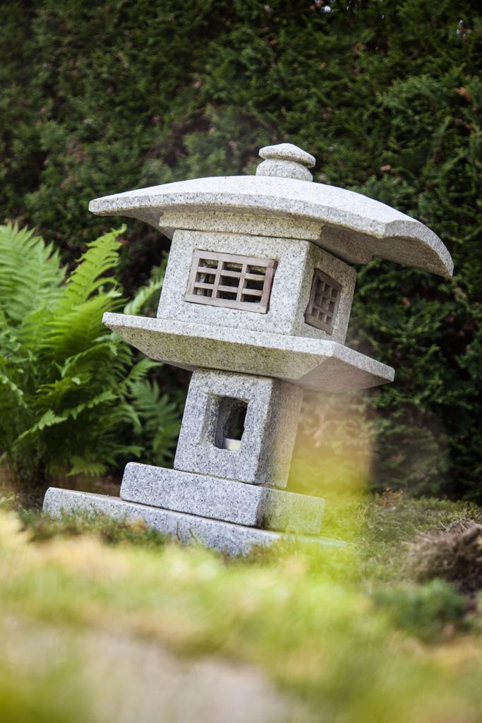 Steinlaterne in japanischem Stil #japanischerstil ©Barbara Dombrowski für FENG SHUI & LIVING