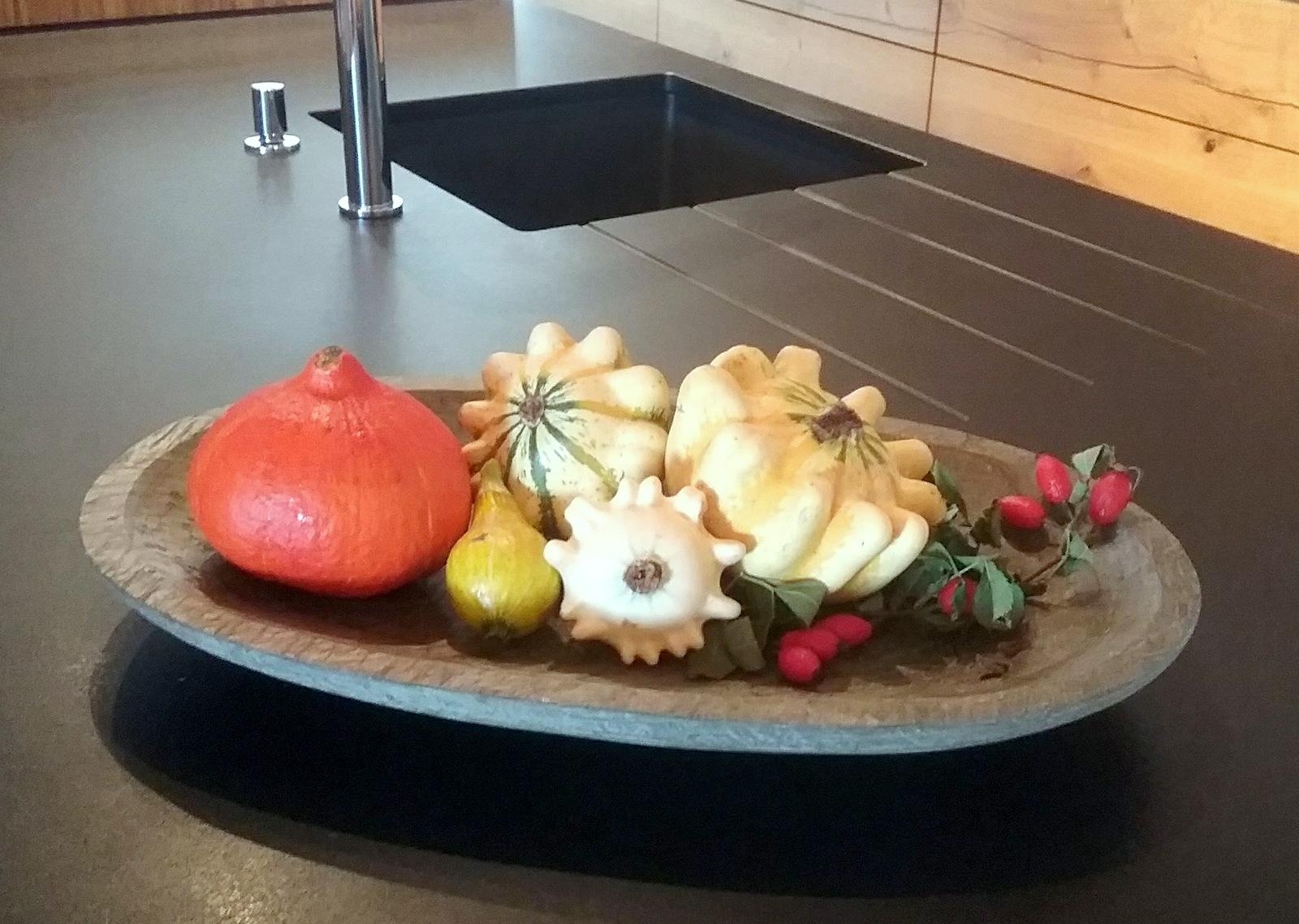 #Steinteller mit #Herbstfrüchten #Kürbis #Hagebutte #Kochinsel