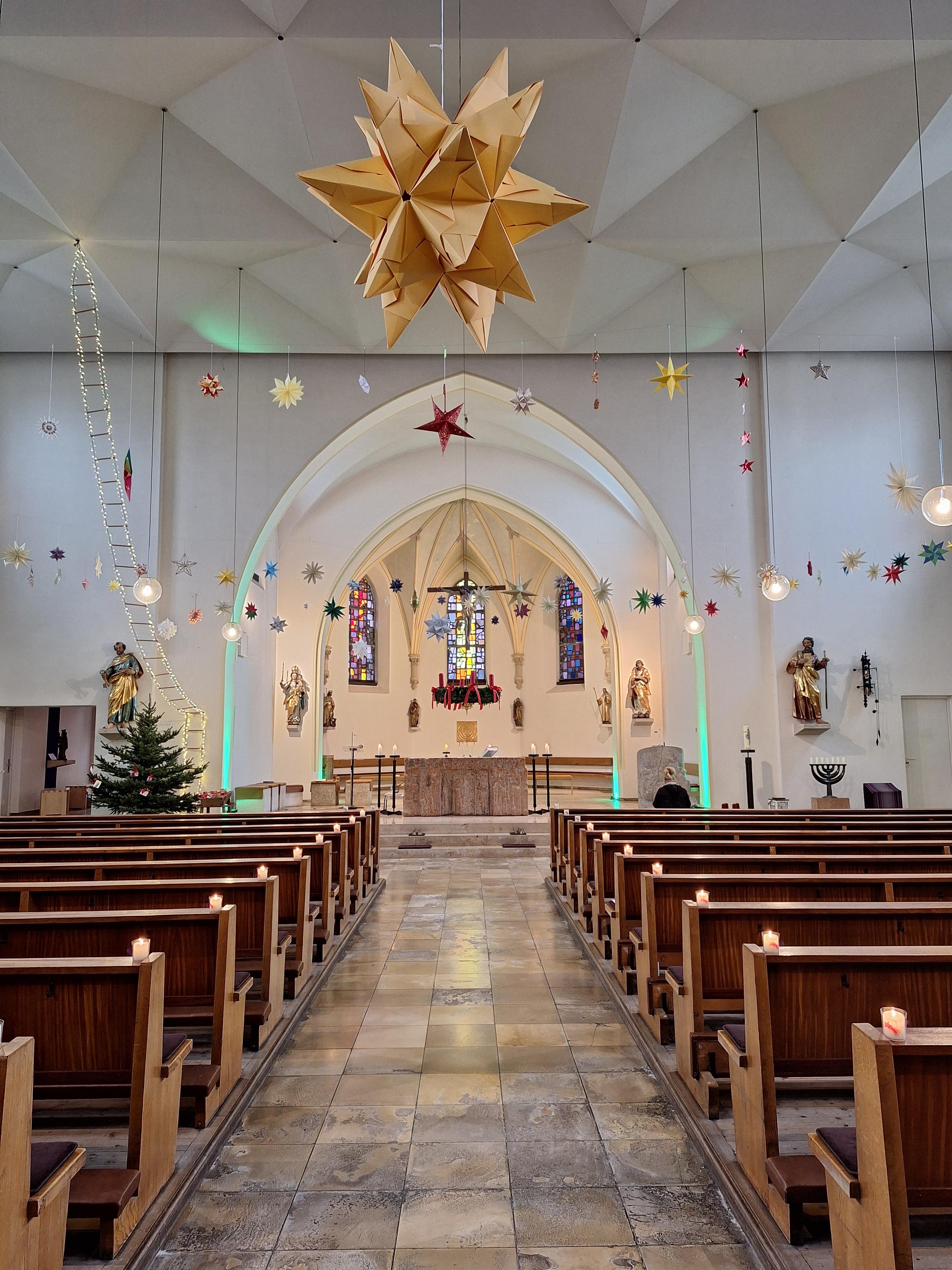 STERNENHIMMEL
#Sternebasteln #Sternenhimmel #Deko #Kirche #Adventszeit #zusammen #gemeinsam #Gemeinschaft #Spenden #Bascettastern #PeterundPaul