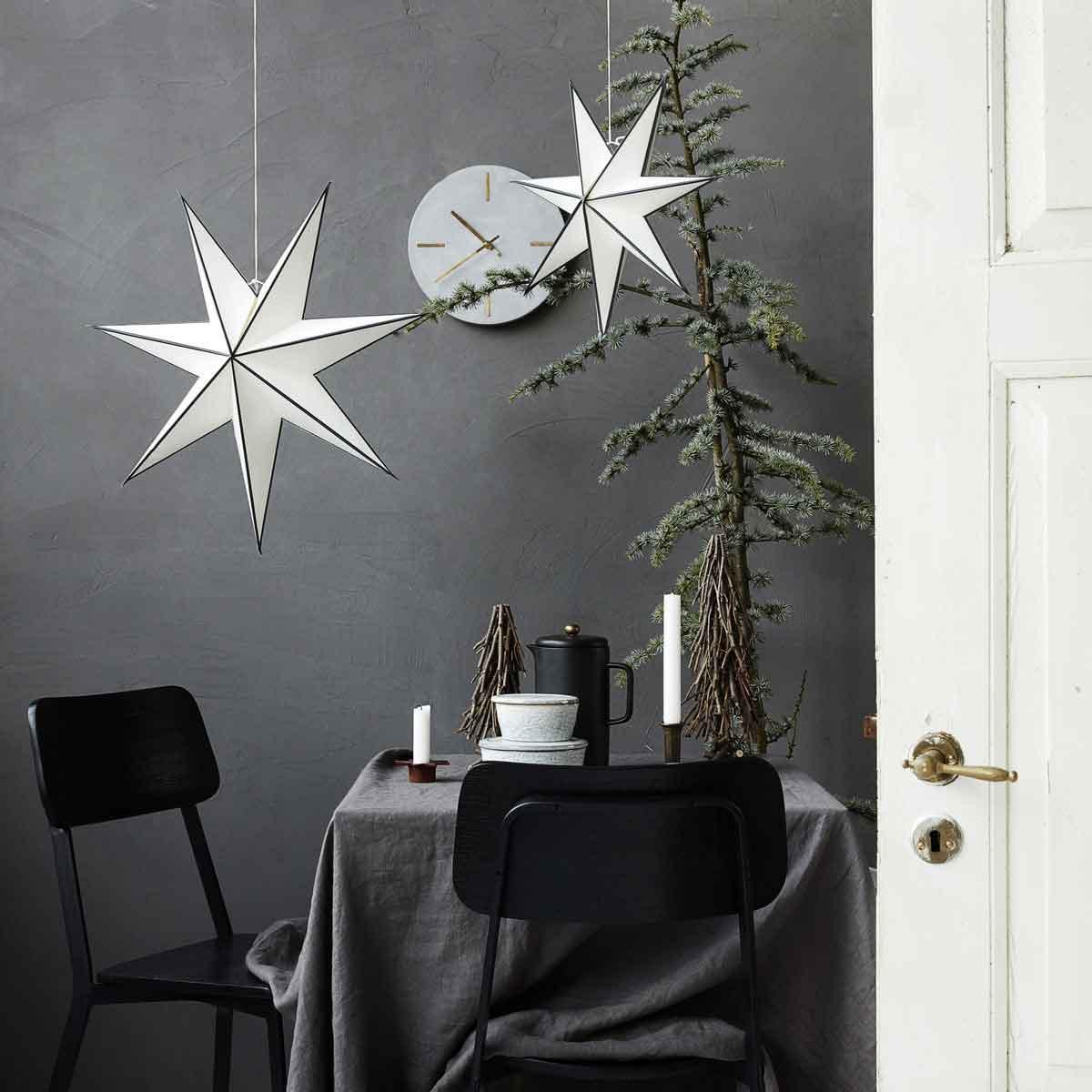 Sternenzauber 
#xmas #weihnachten #dekoration #interior #schwarz #weiss #papierstern #skandinavisch 
(c) House Doctor