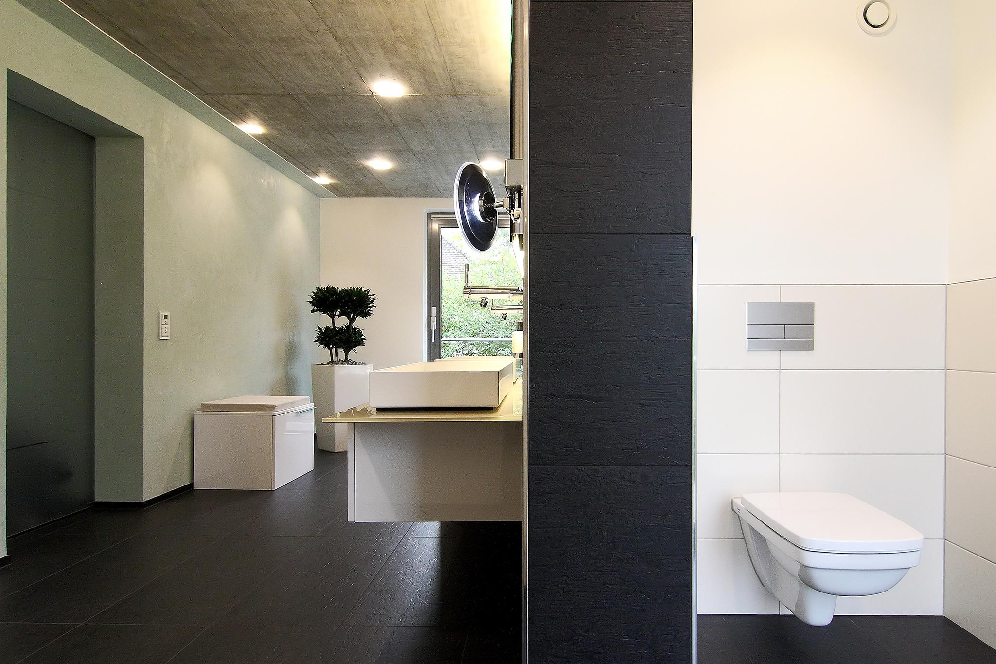 Stiller Rückzugsort #spiegel #waschbecken #toilette #raumteiler #bodentiefefenster ©HEIMWOHL GmbH