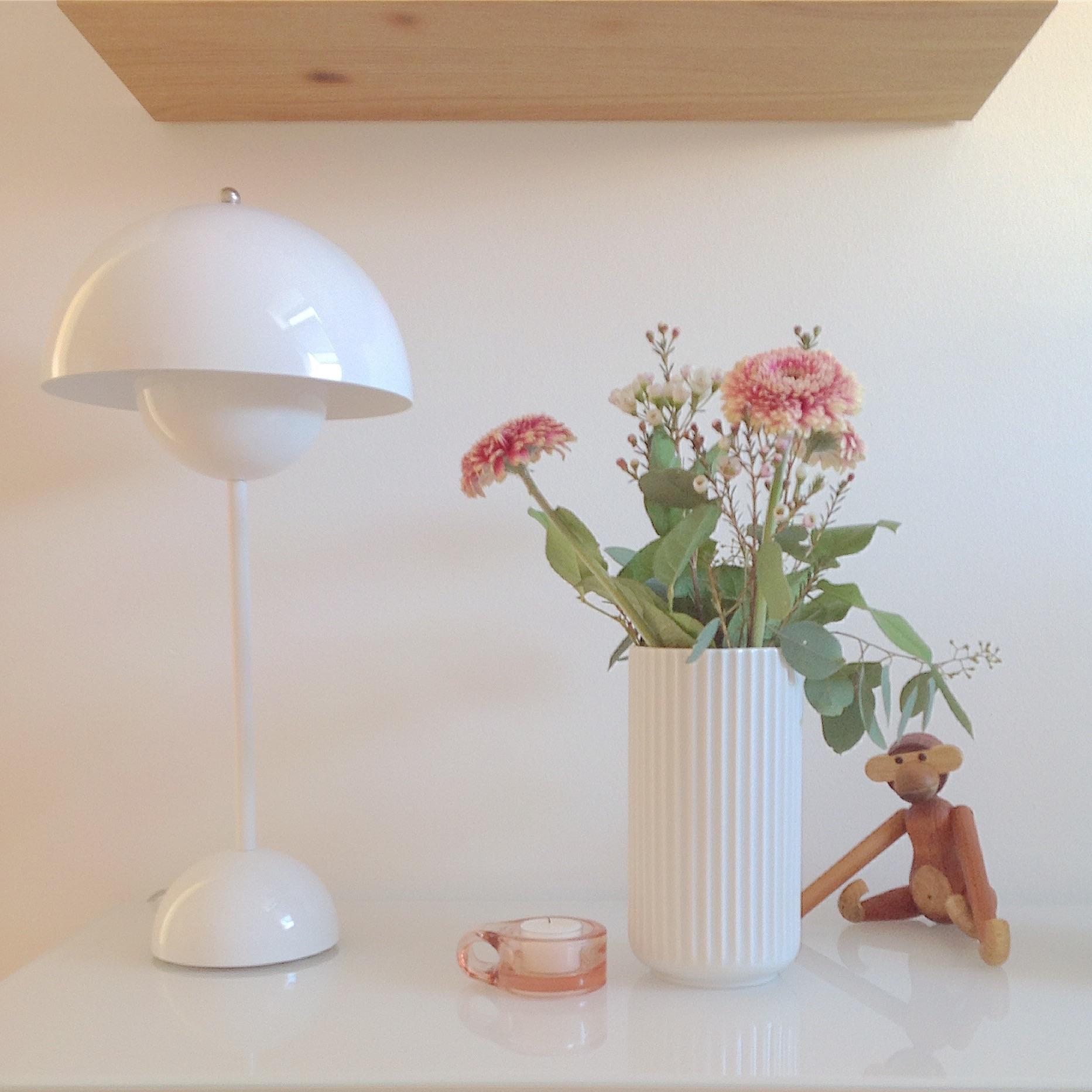 Stillleben auf dem Sideboard #Vase #Blumen #Lampe #Living #Skandinavisch #Flur #Dekoration #