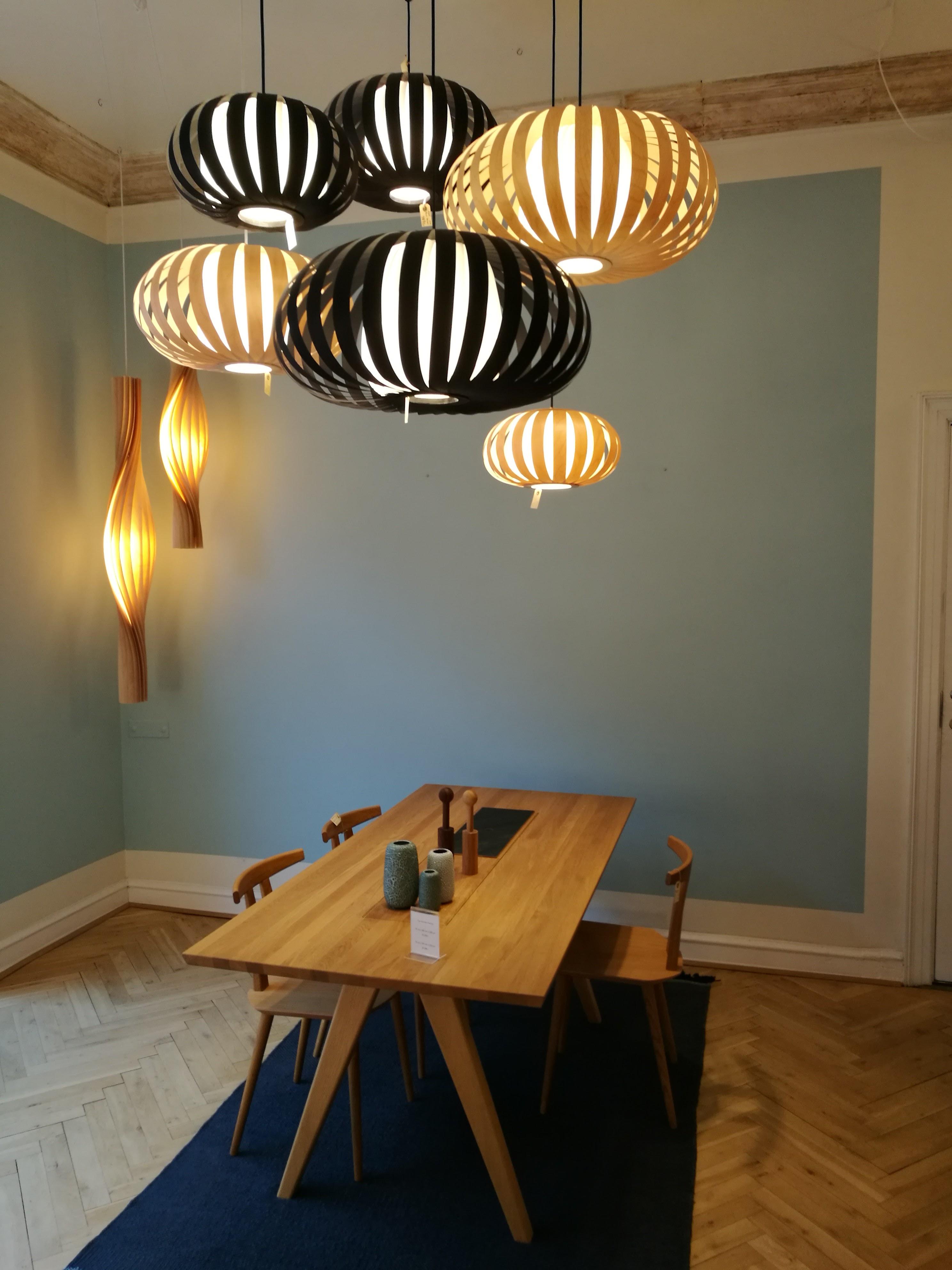 Stilvolle Leuchten der Reihe ST903 von Tom Rossau #wohnzimmer #pendelleuchte #hängeleuchte #lampe ©HolzDesignPur