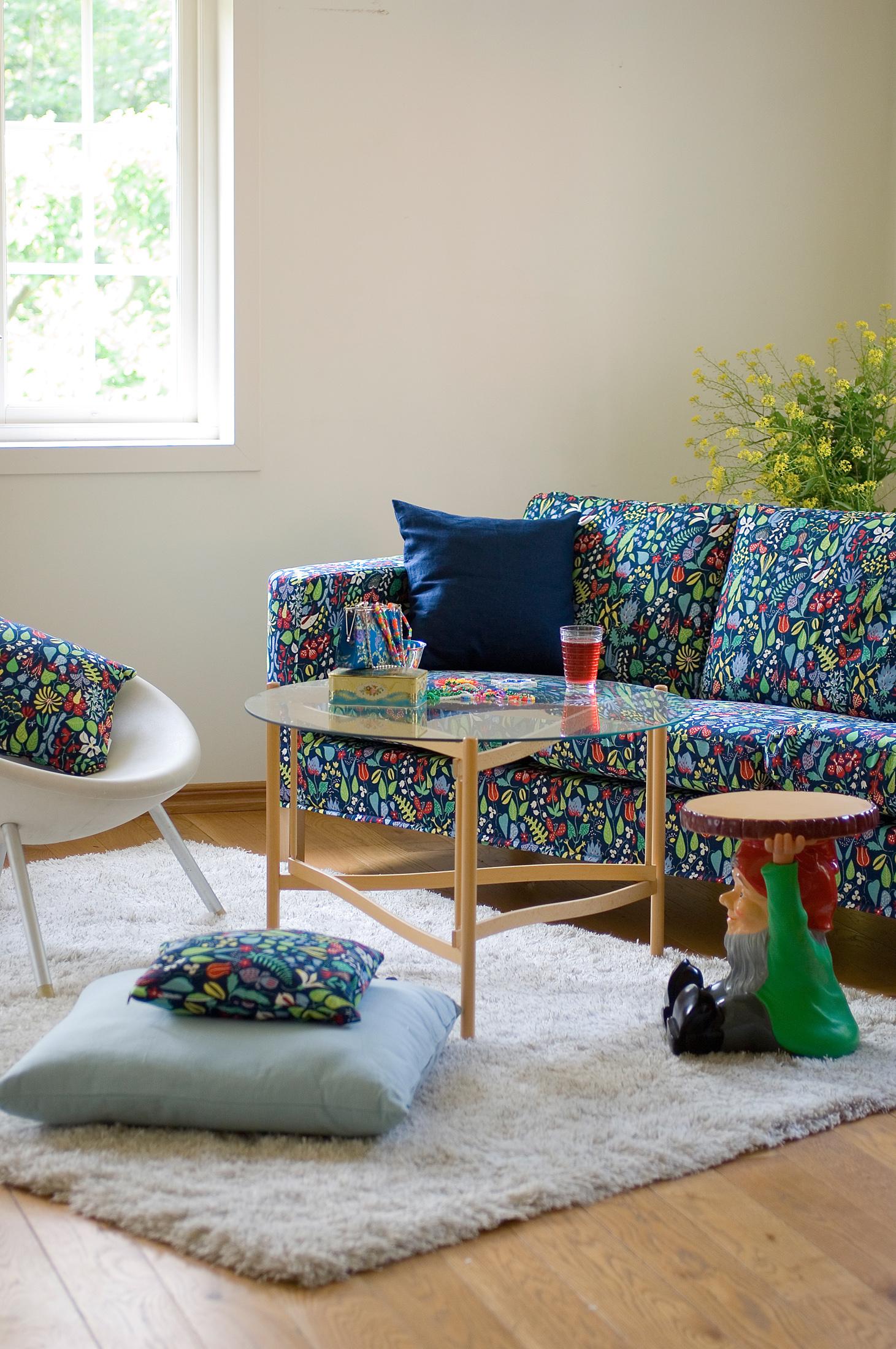Stoffsofa und Kissen mit Pflanzen-Muster #beistelltisch #ikea #sofa #blauessofa ©Bemz