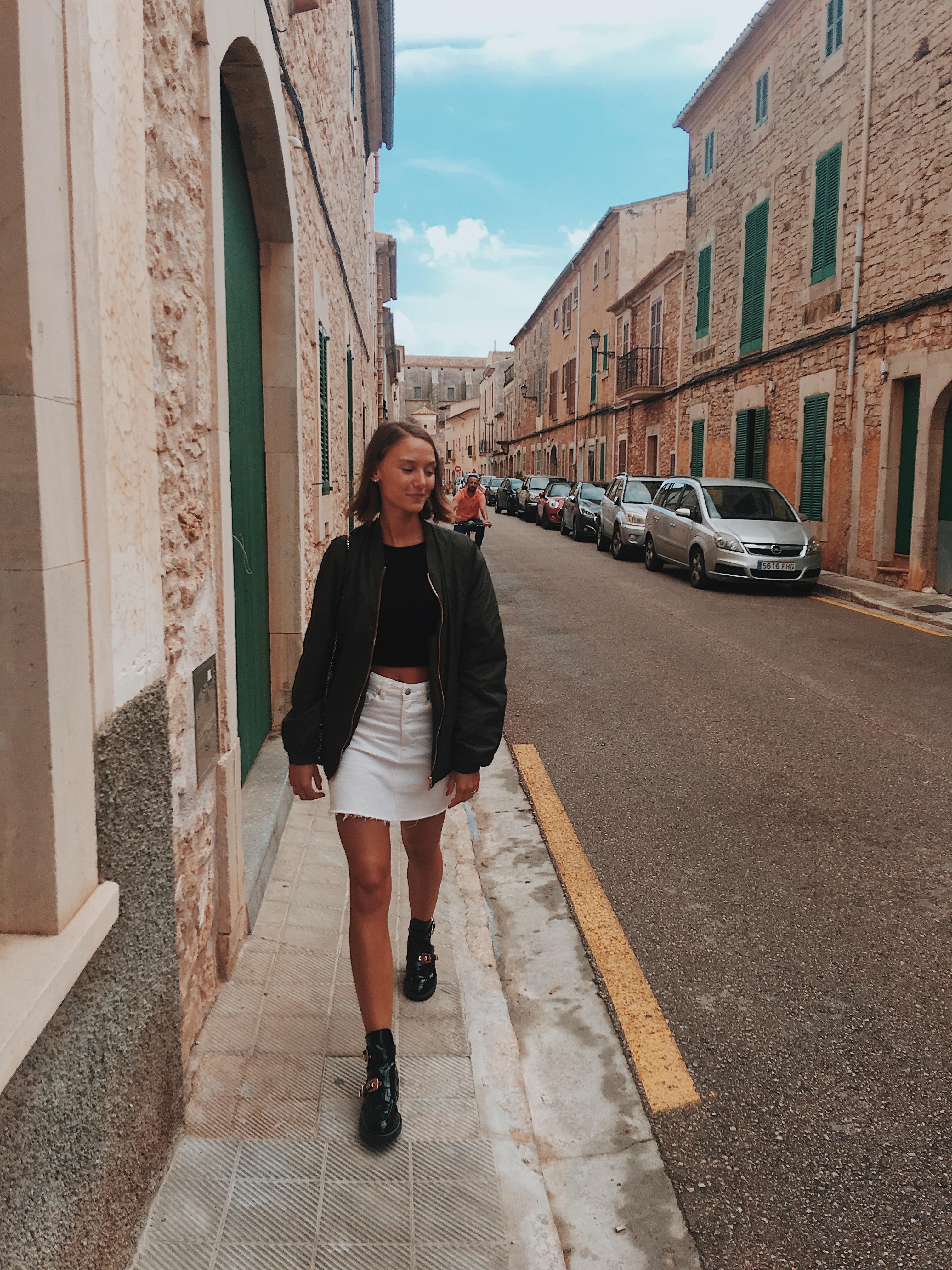 Streets of Santanyí 🌾✨ #ootd #skirt #casualfashion #lookdujour 