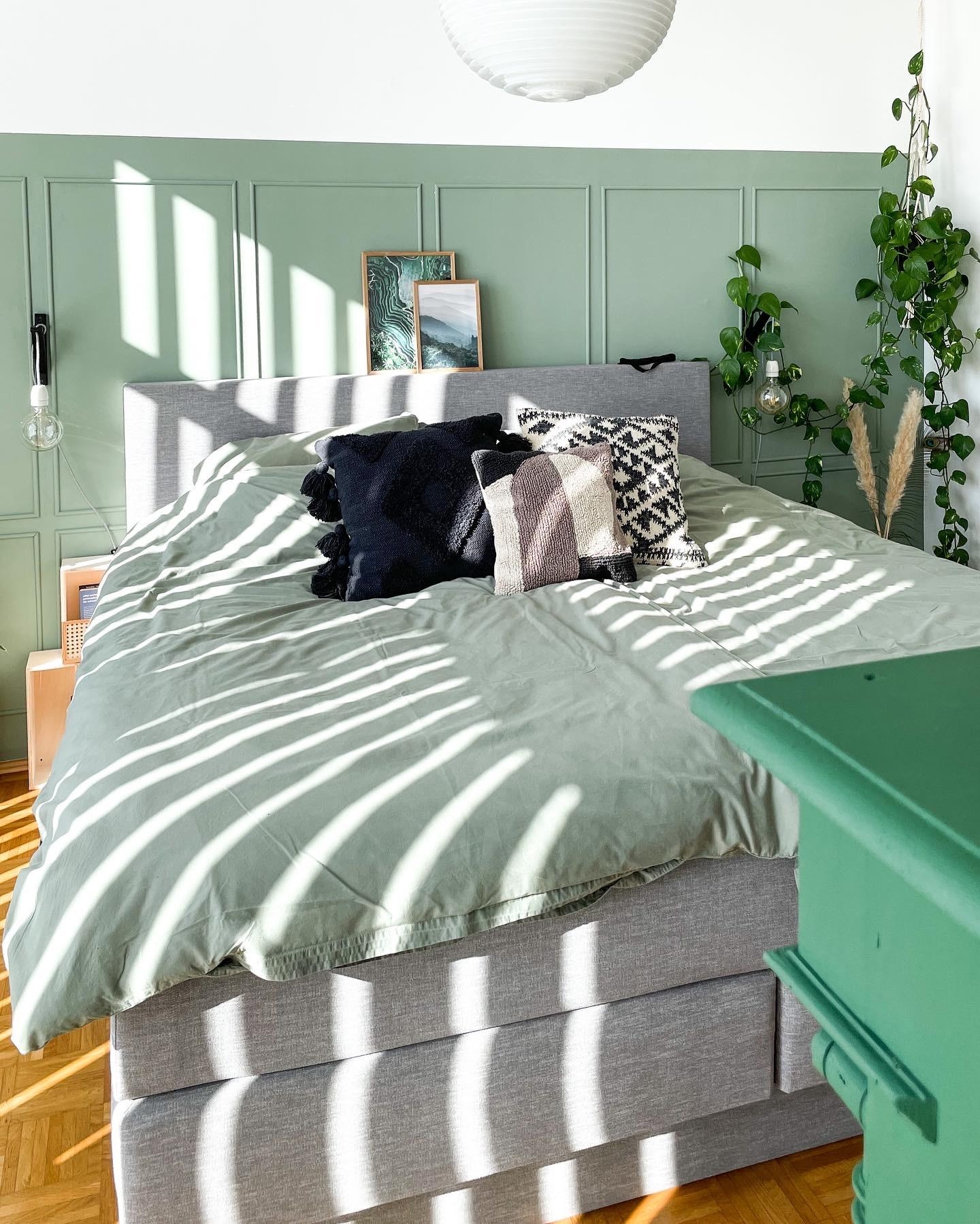 Streifen gehen immer!

#Sonne #Schlafzimmer #Greenliving 
#Bett #Wandvertäfelung