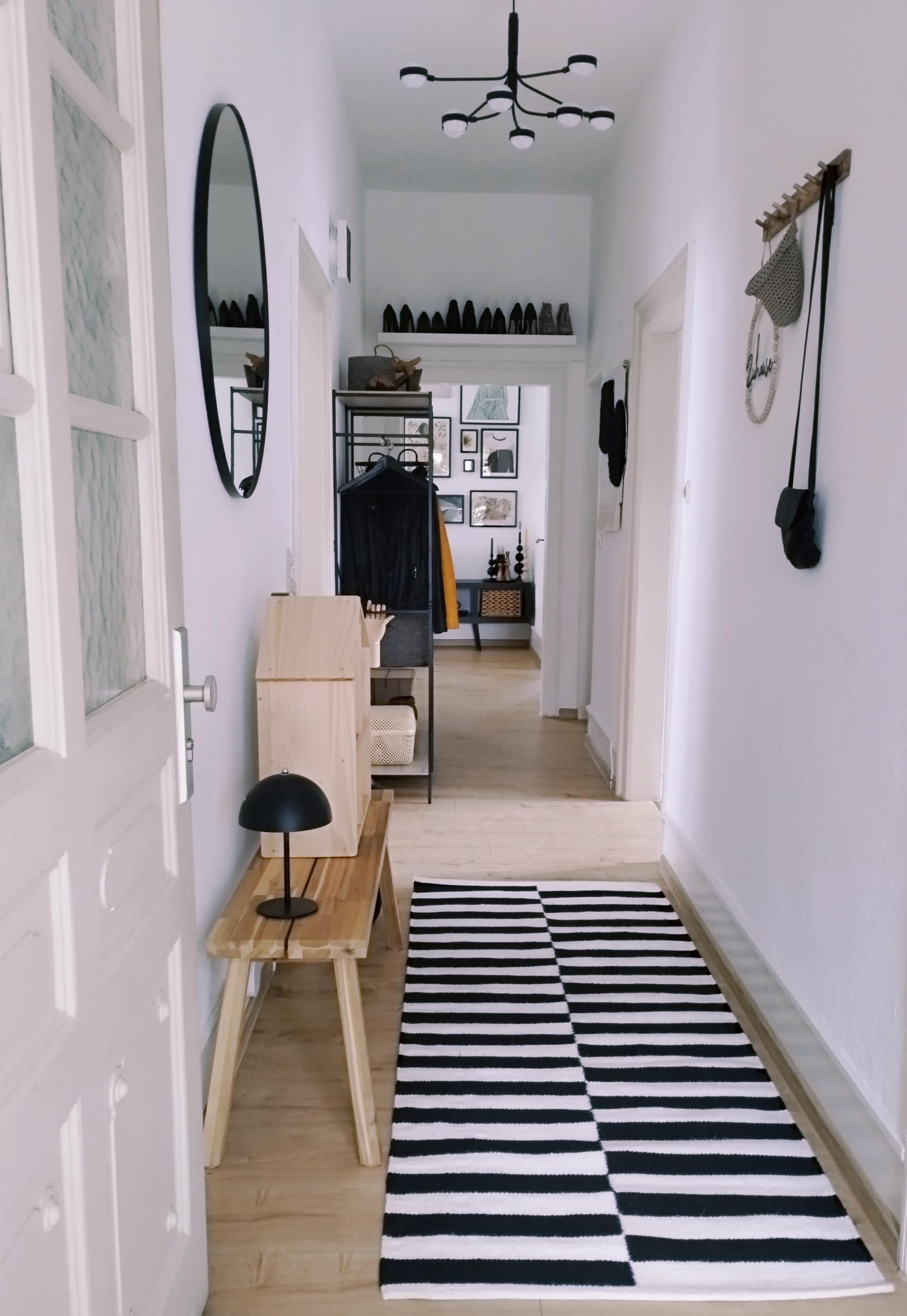 Streifenliebe 

#flur #eingang #entree #diele #teppich #blackandwhite #scandistyle #altbau